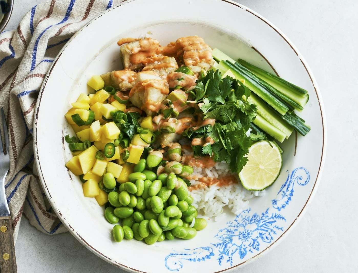 Poke bowl med sprød fisk og mangosalsa
