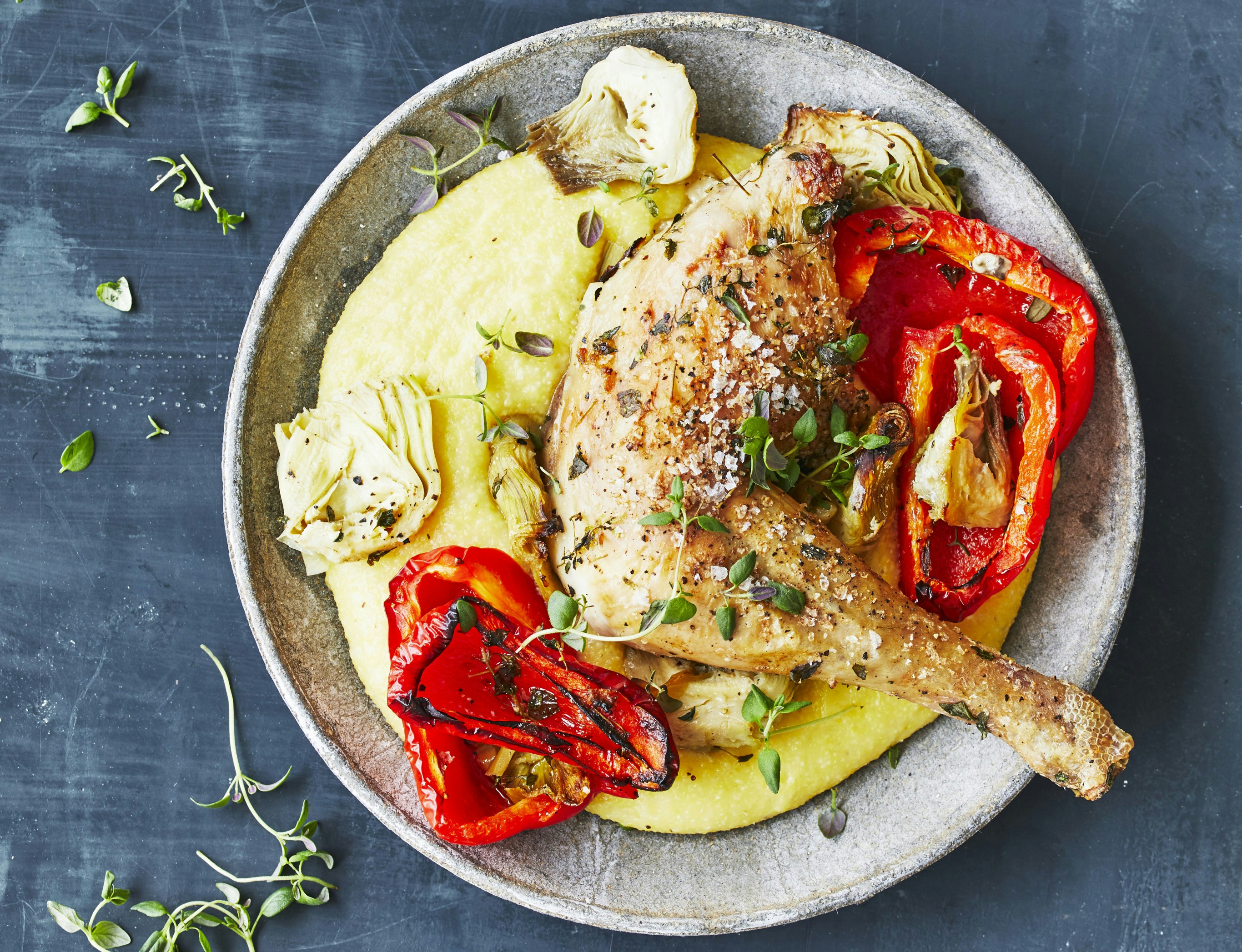Polenta med kyllingelår og bagte peberfrugter