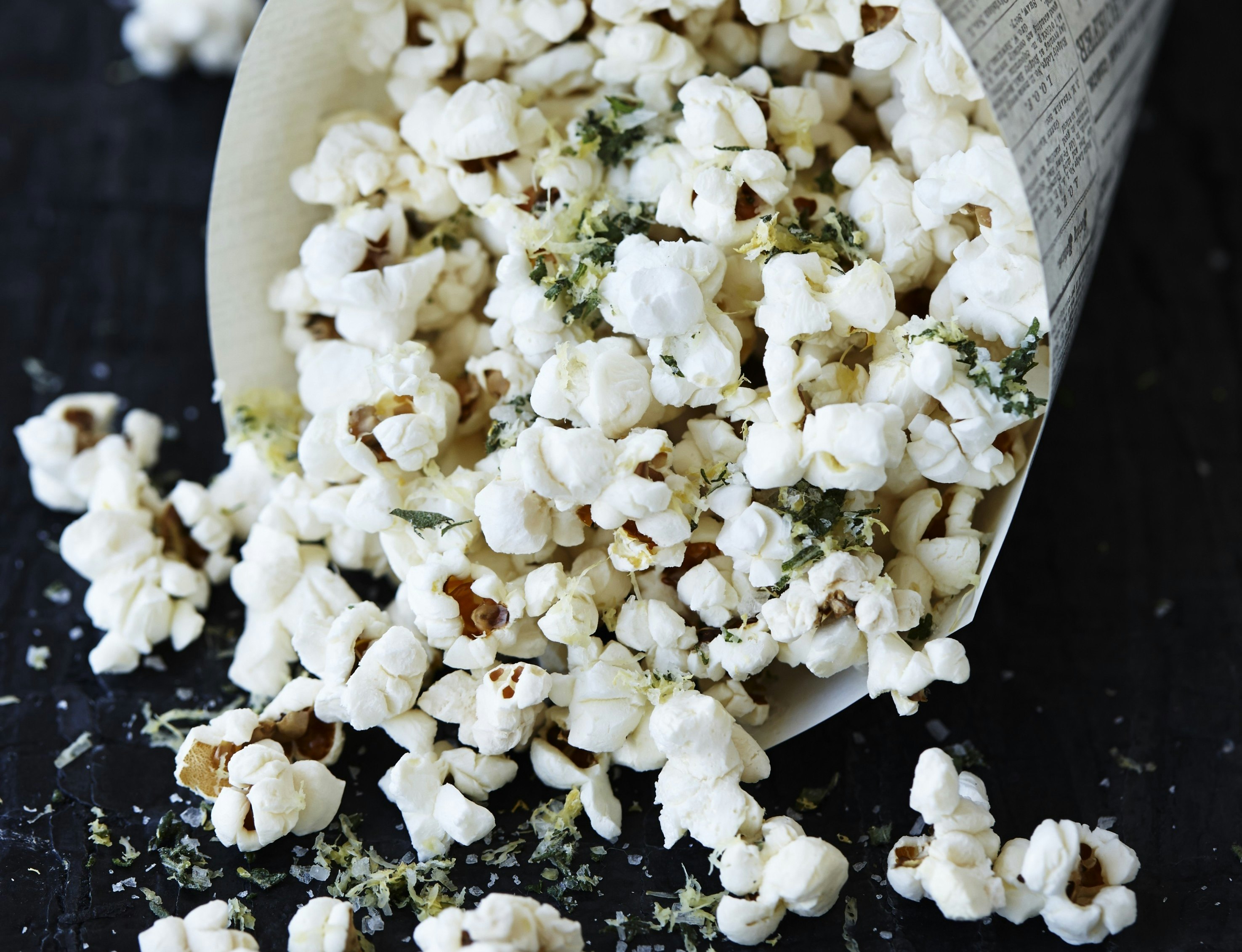 Popcorn med citron og rosmarinsalt