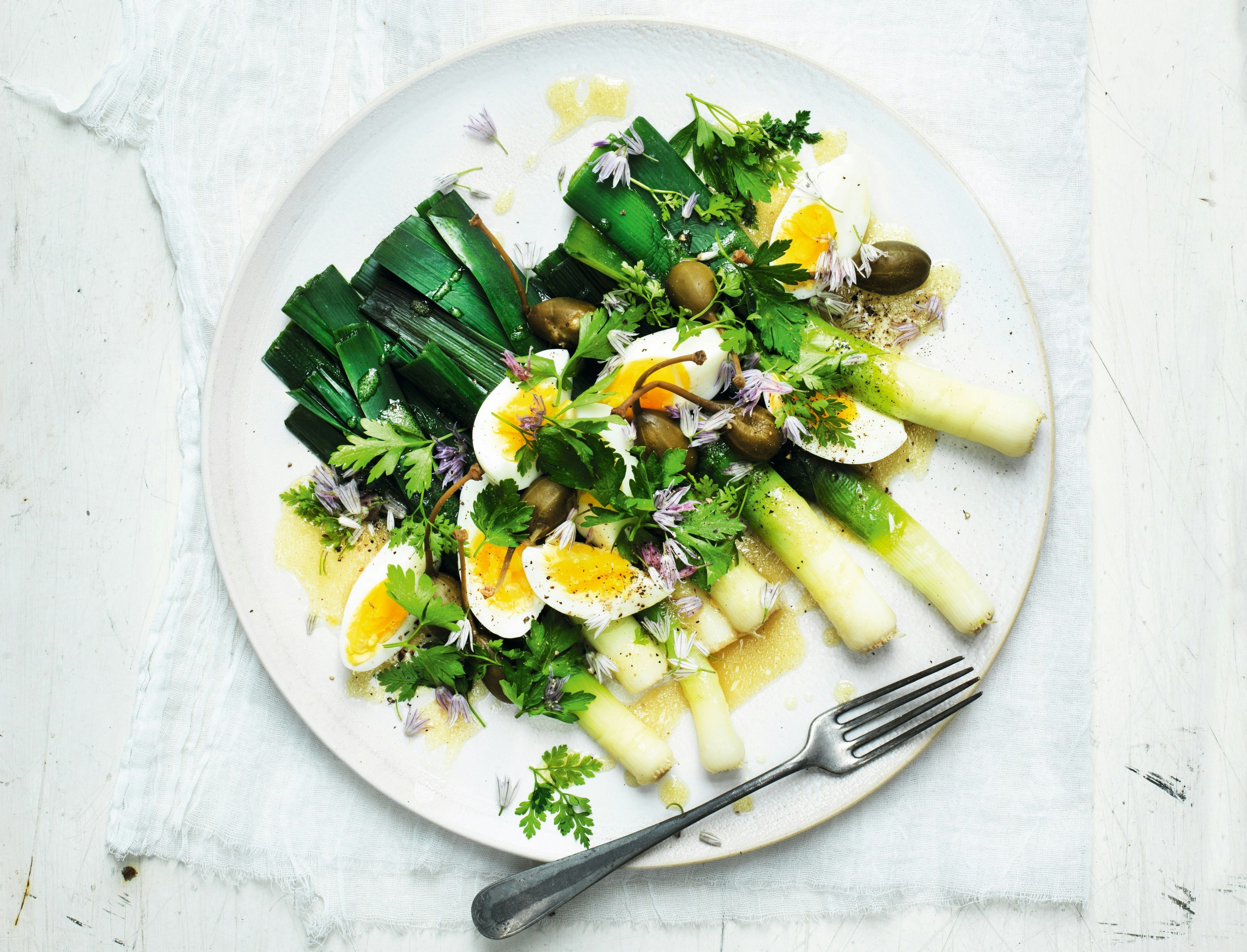 Porrer med æg og kapers