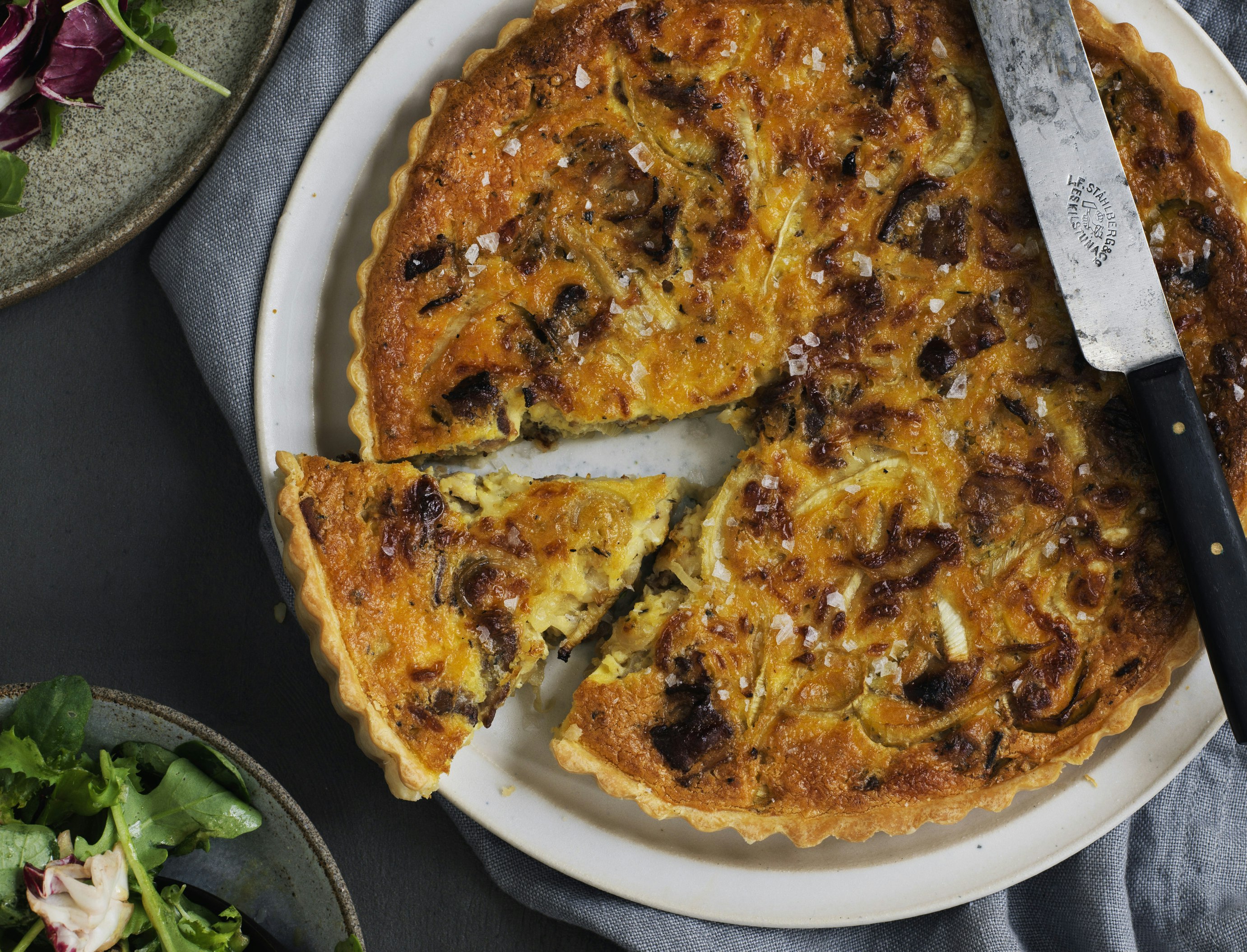 Quiche med løg, fennikel og bacon