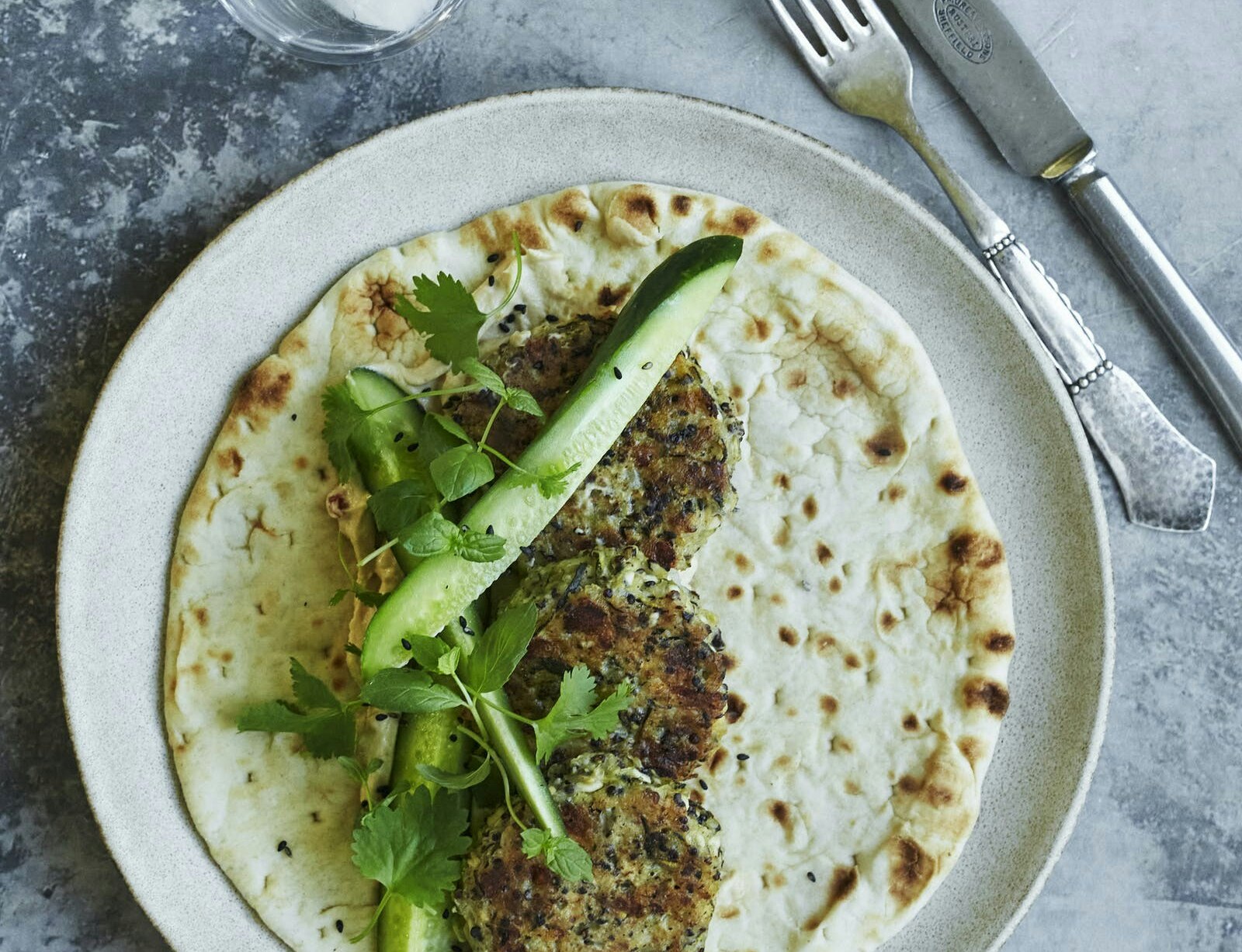 Quinoa-frikadeller på fladbrød
