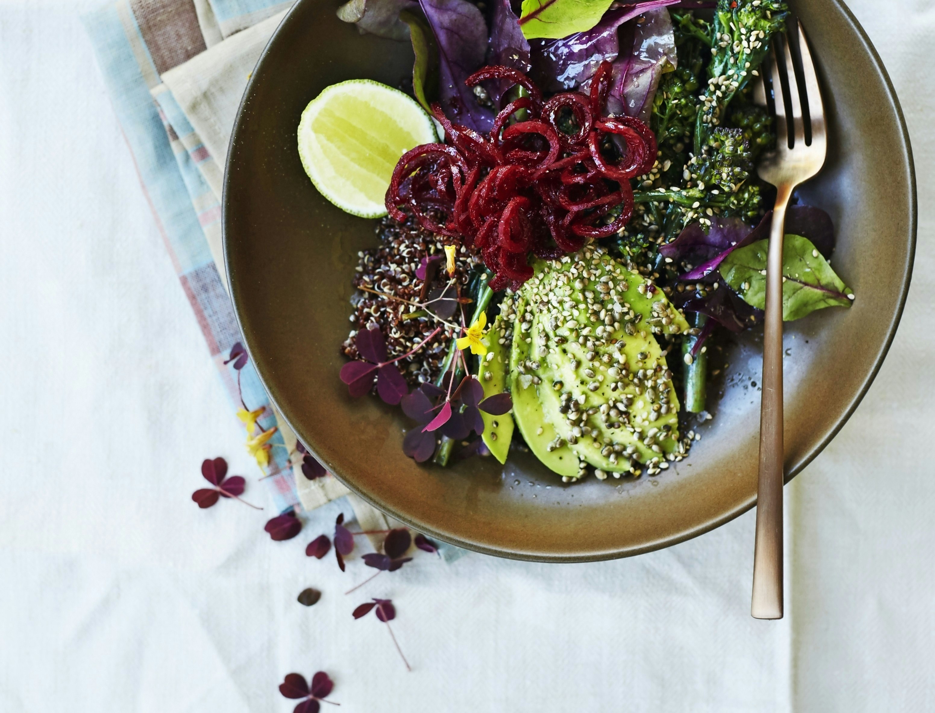 Quinoa med aspargesbroccoli, avocado og rødbedestrimler