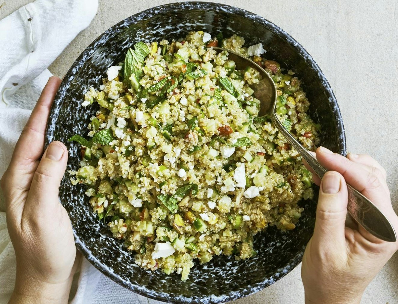Quinoasalat med agurk, feta og mynte