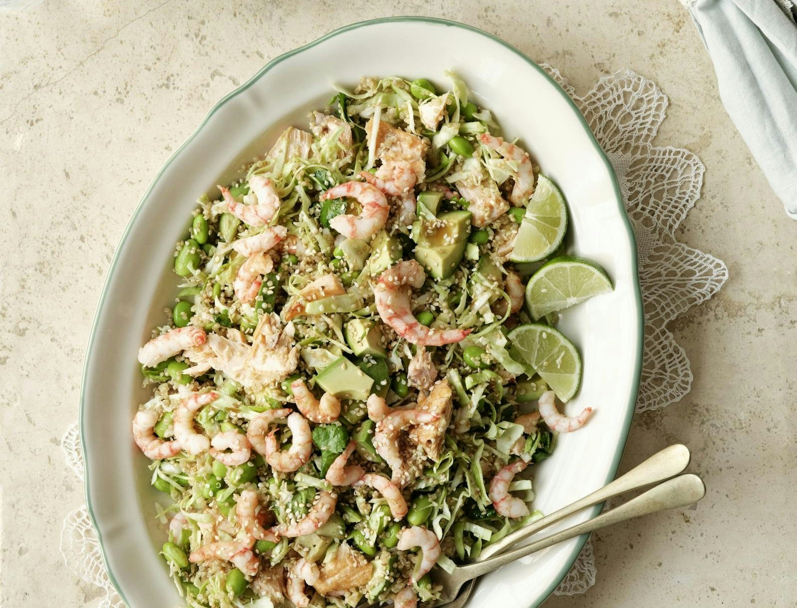 Quinoasalat med bagt laks og rejer