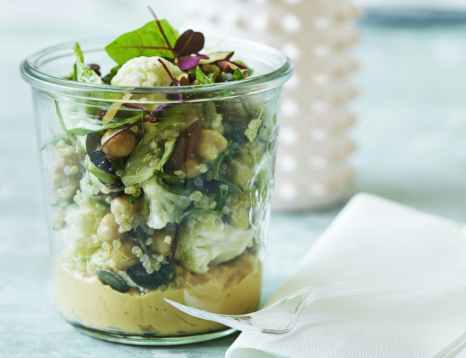 Quinoasalat med blomkål, kikærter og chilihummus