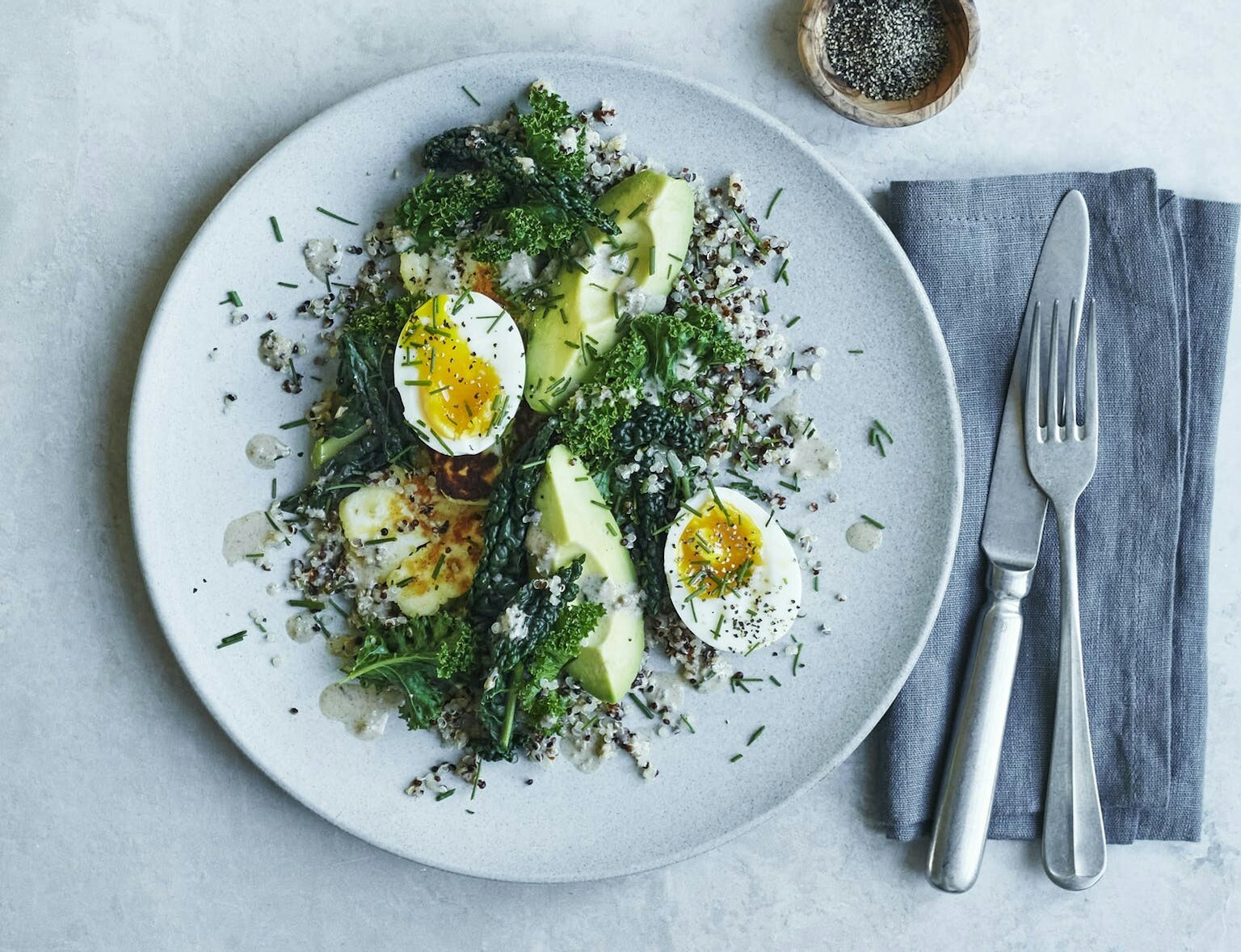 Quinoasalat med kål, halloumi og smilende æg