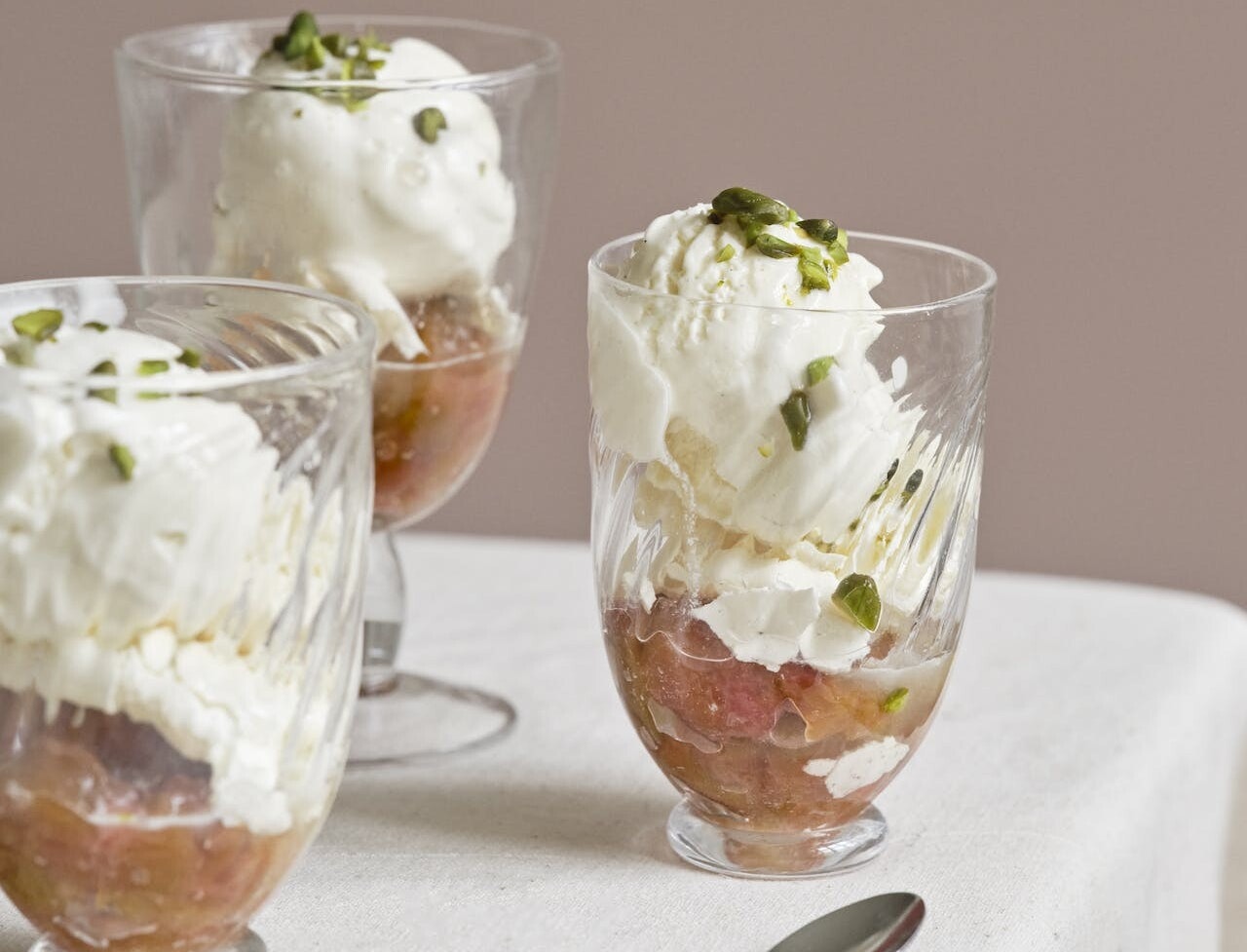 Rabarberkompot med vaniljeis og marengs