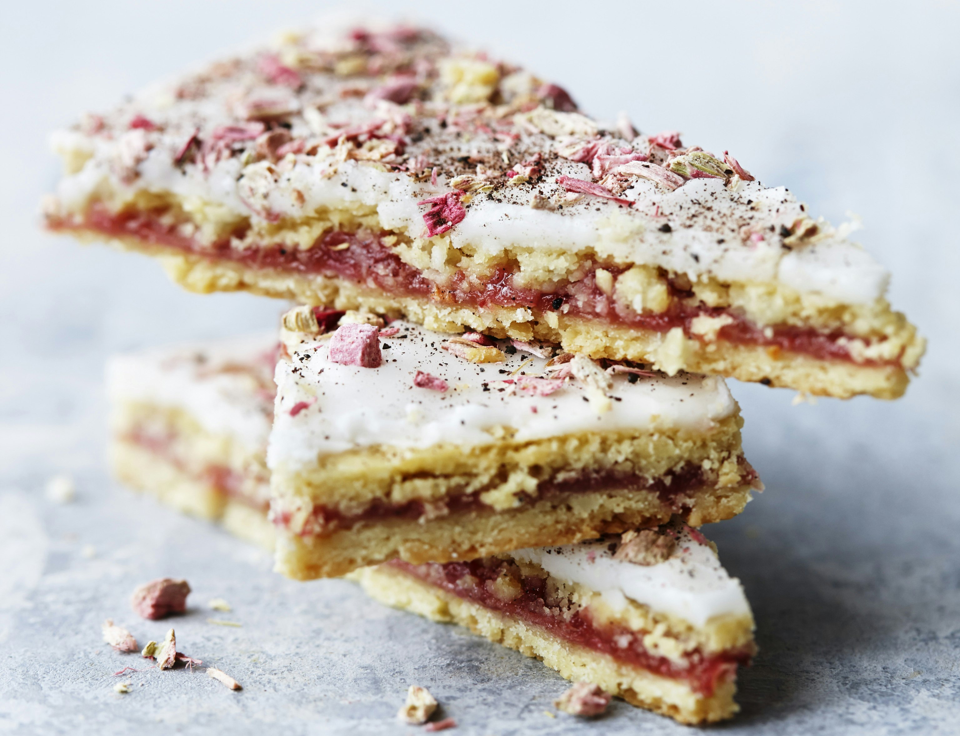 Rabarbersnitter med lakrids og frysetørrede rabarber