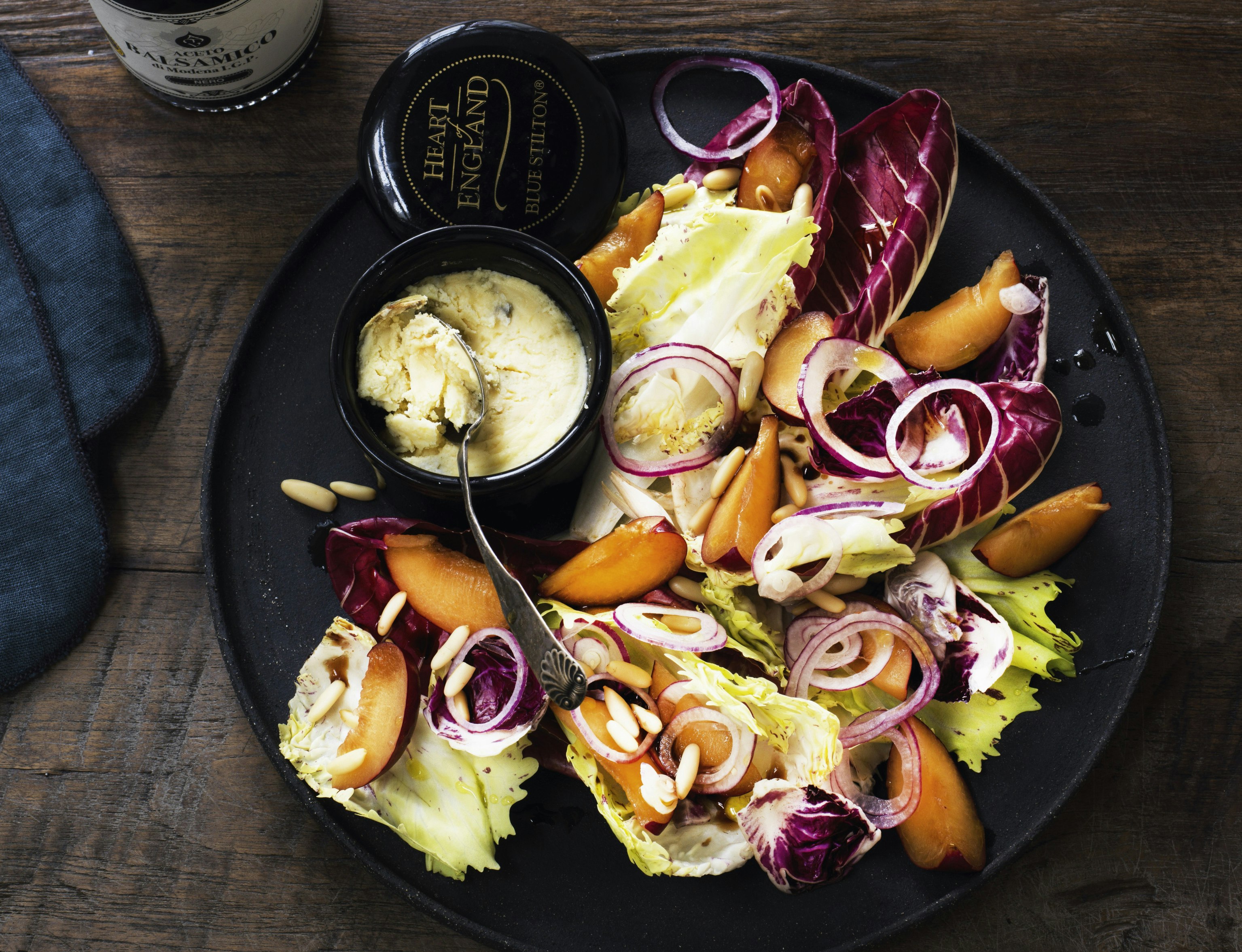 Radicchiosalat med blommer og blåskimmelost