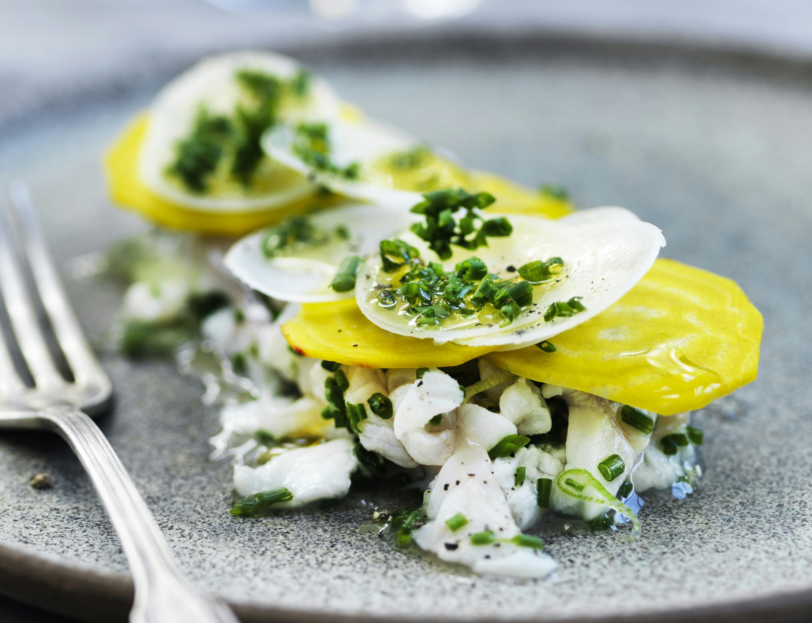Råmarineret torsk med gule beder