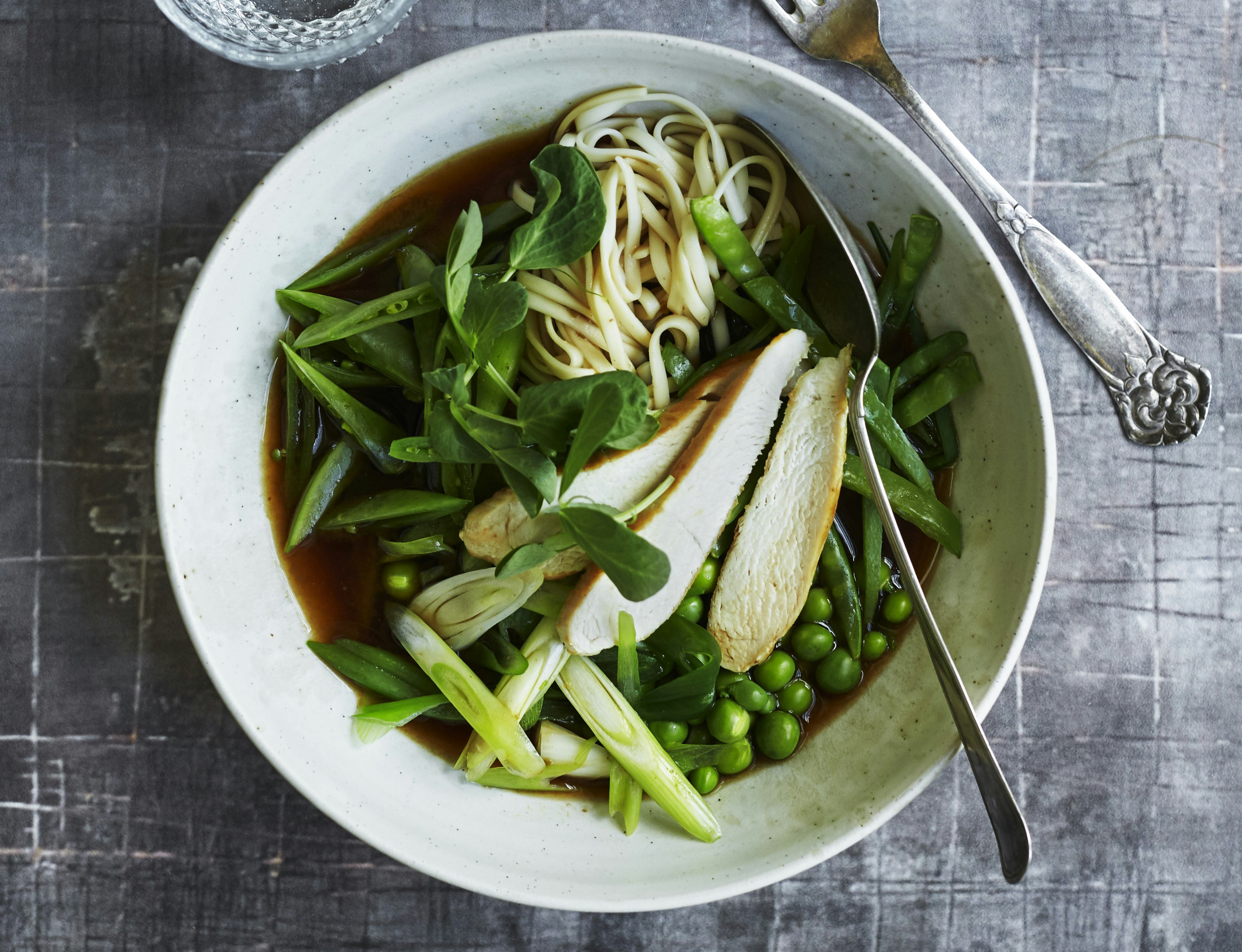 Ramen med kylling og grønne ærter