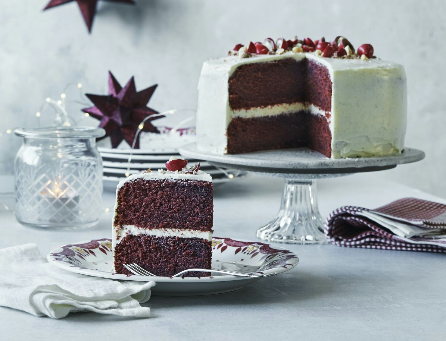 Red velvet julelagkage med hvid frosting