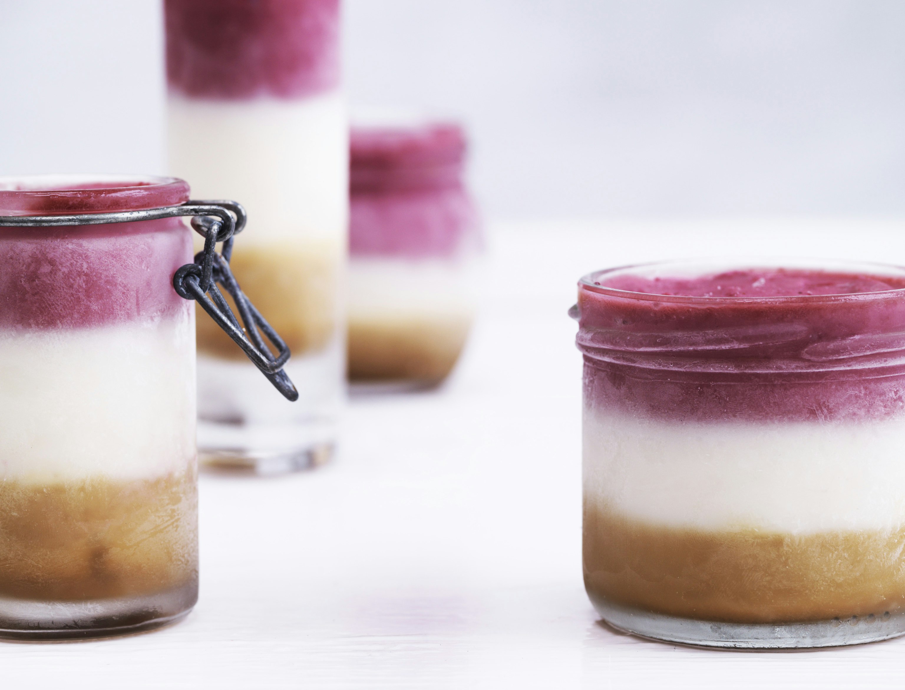 Regnbueis med hindbær, hvid chokolade og lakrids