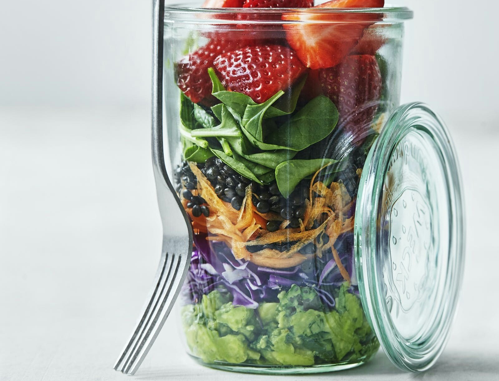 Regnbuesalat med avocadomos