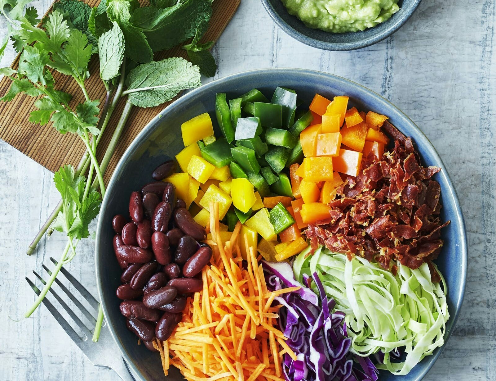 Regnbuesalat med kidneybønner og parmaskinke