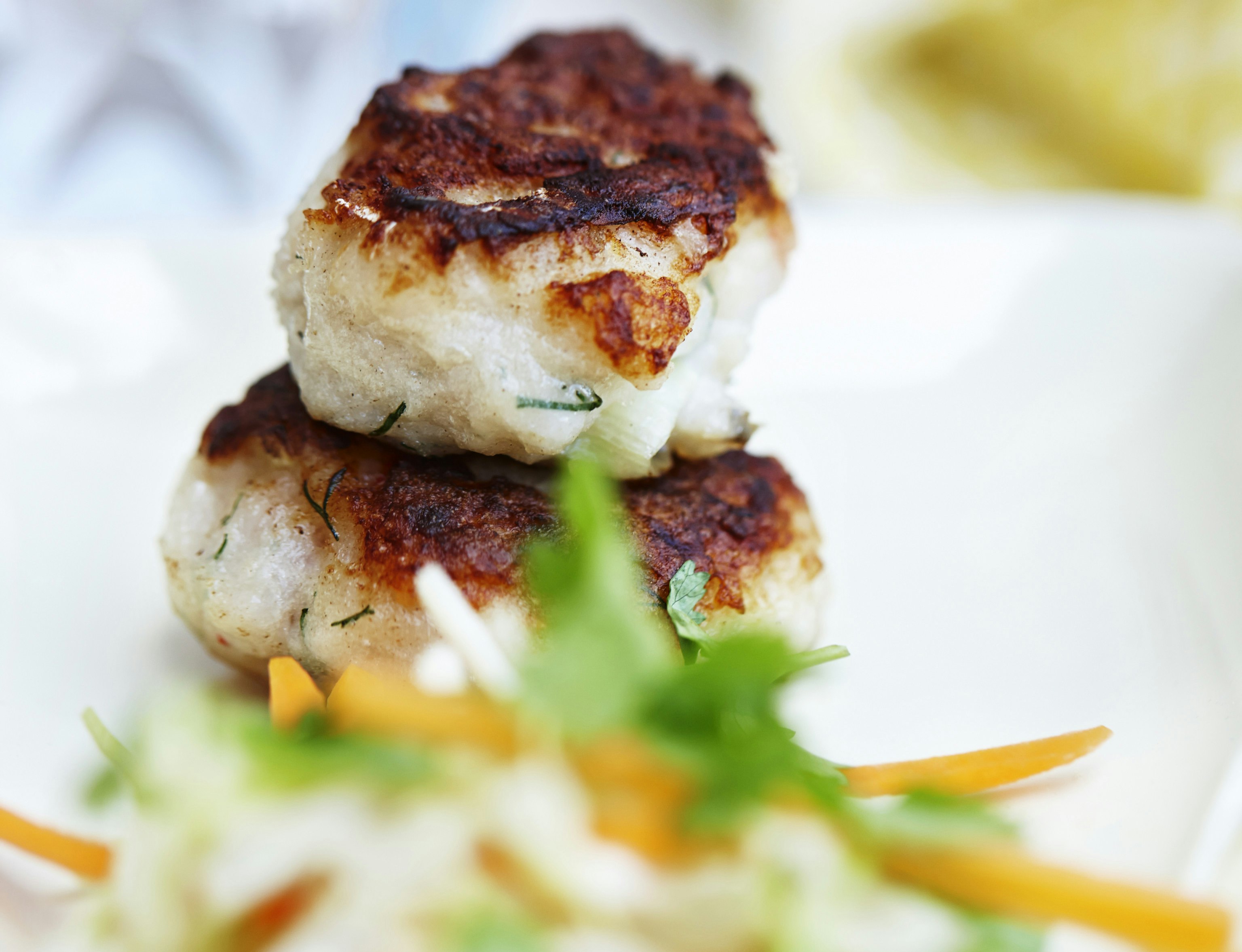 Rejefrikadeller og kål med koriander