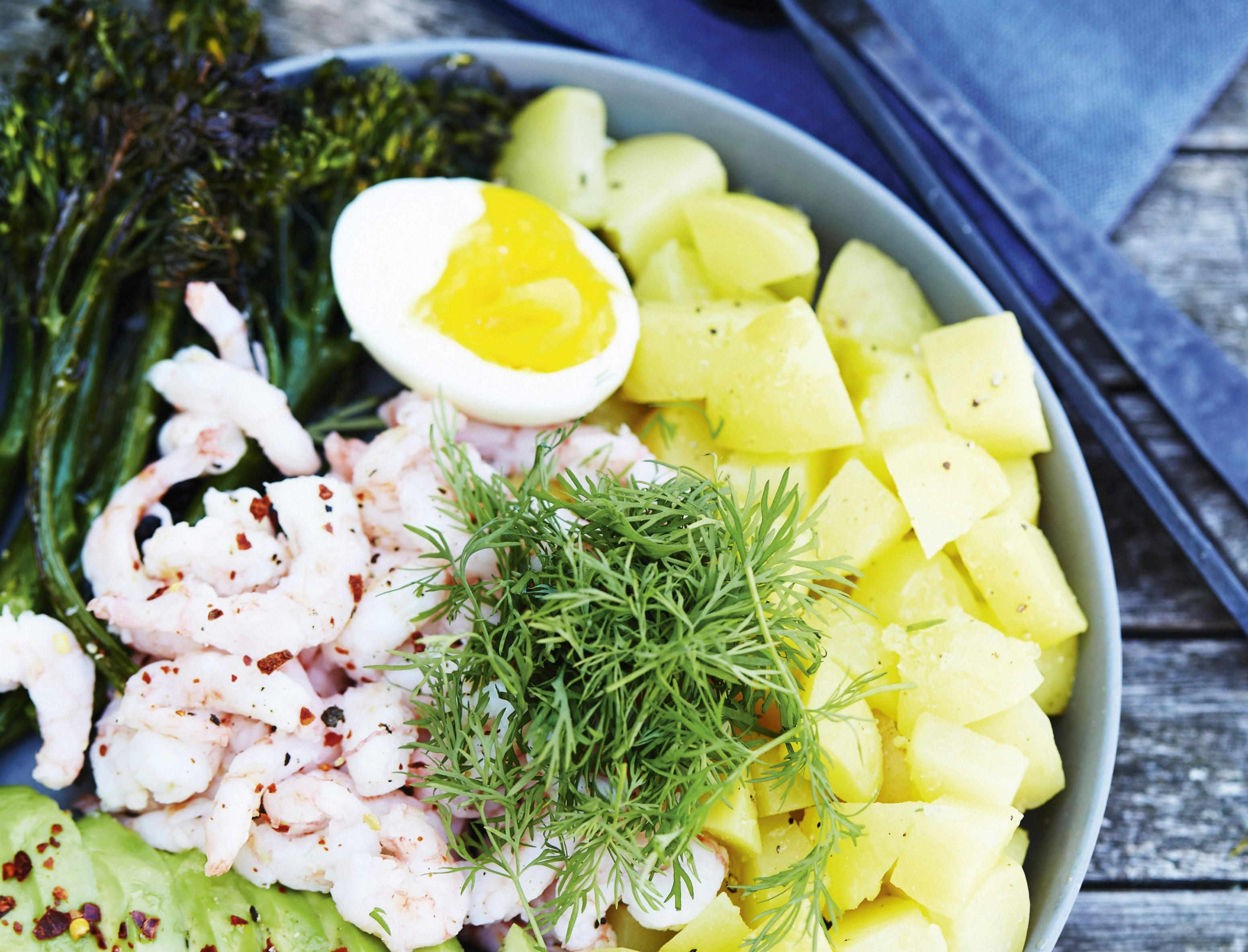 Rejesalat i skål med avocado og nye kartofler