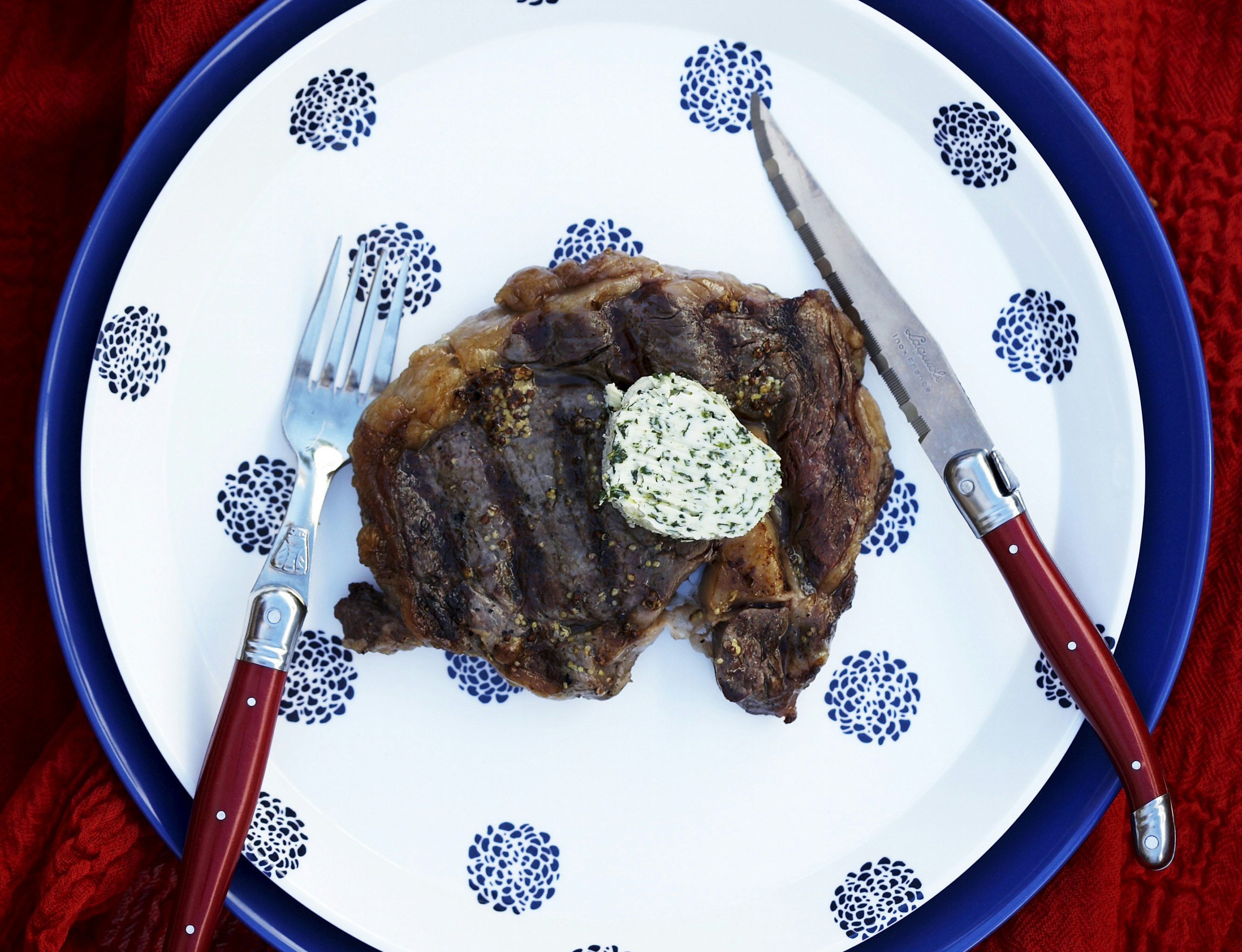 Rib eye-steaks med kryddersmør
