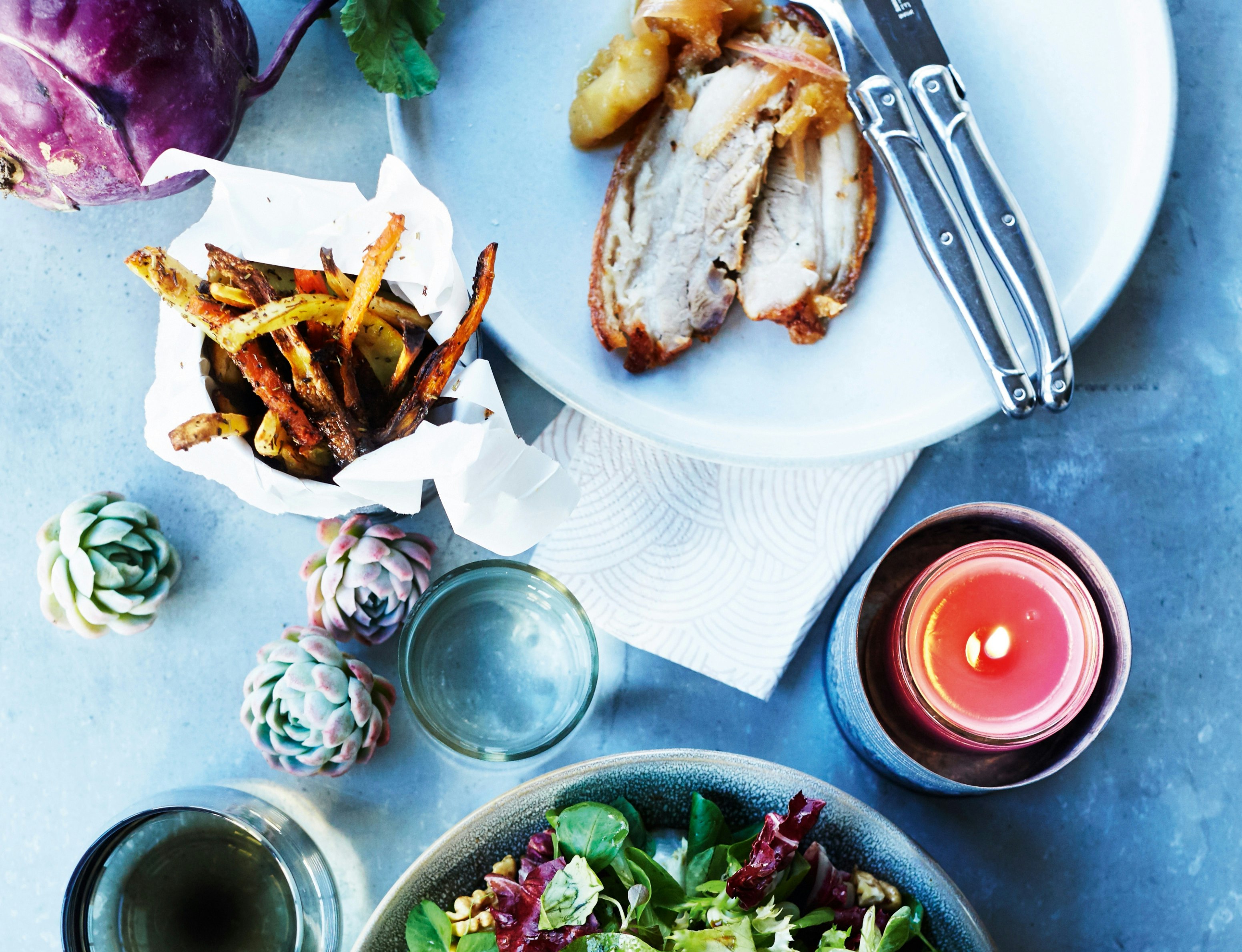 Ribbenssteg med rodfrugtfritter, æblesauce og vintersalat