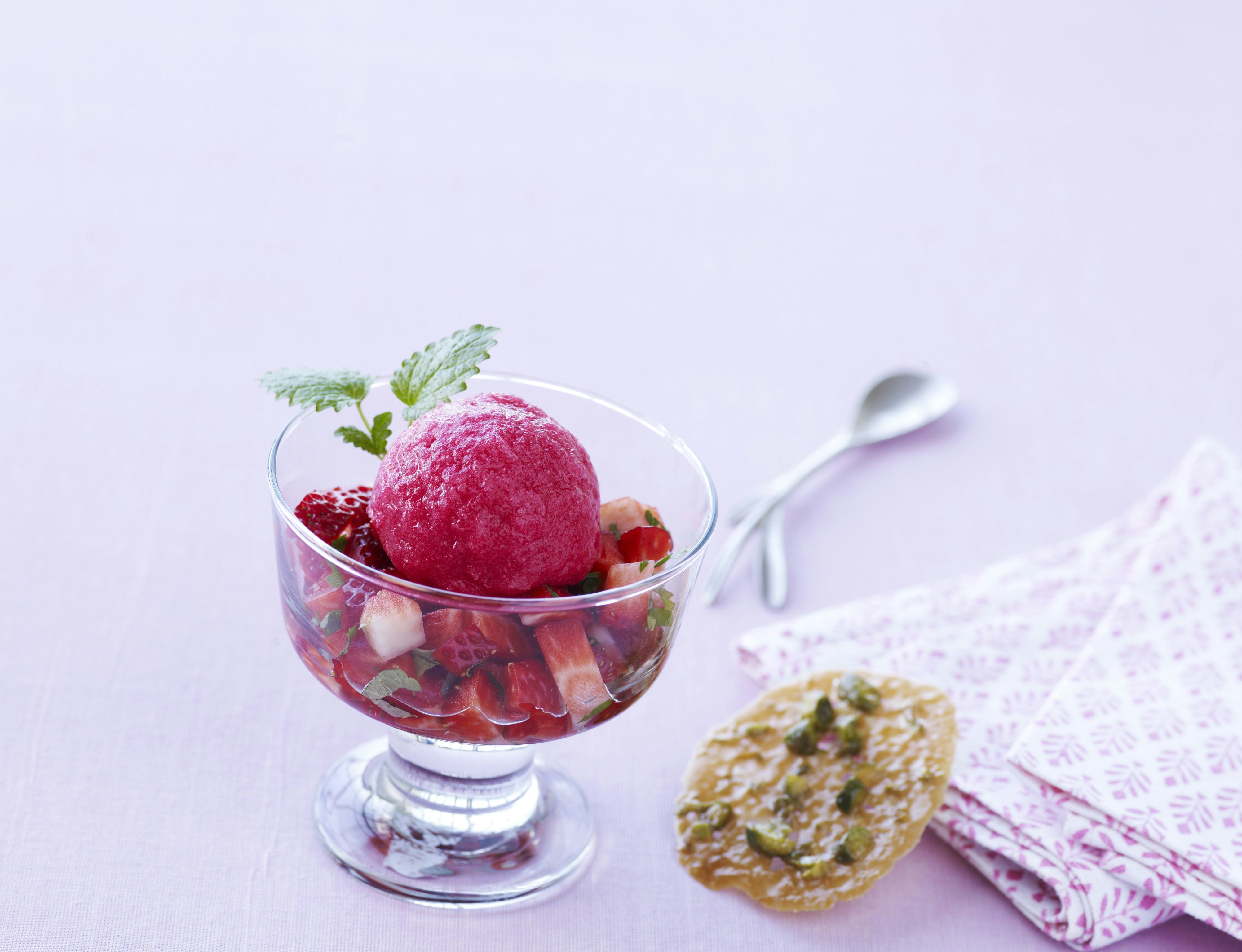 Ribssorbet og jordbærsalat med pistacieflorentinere