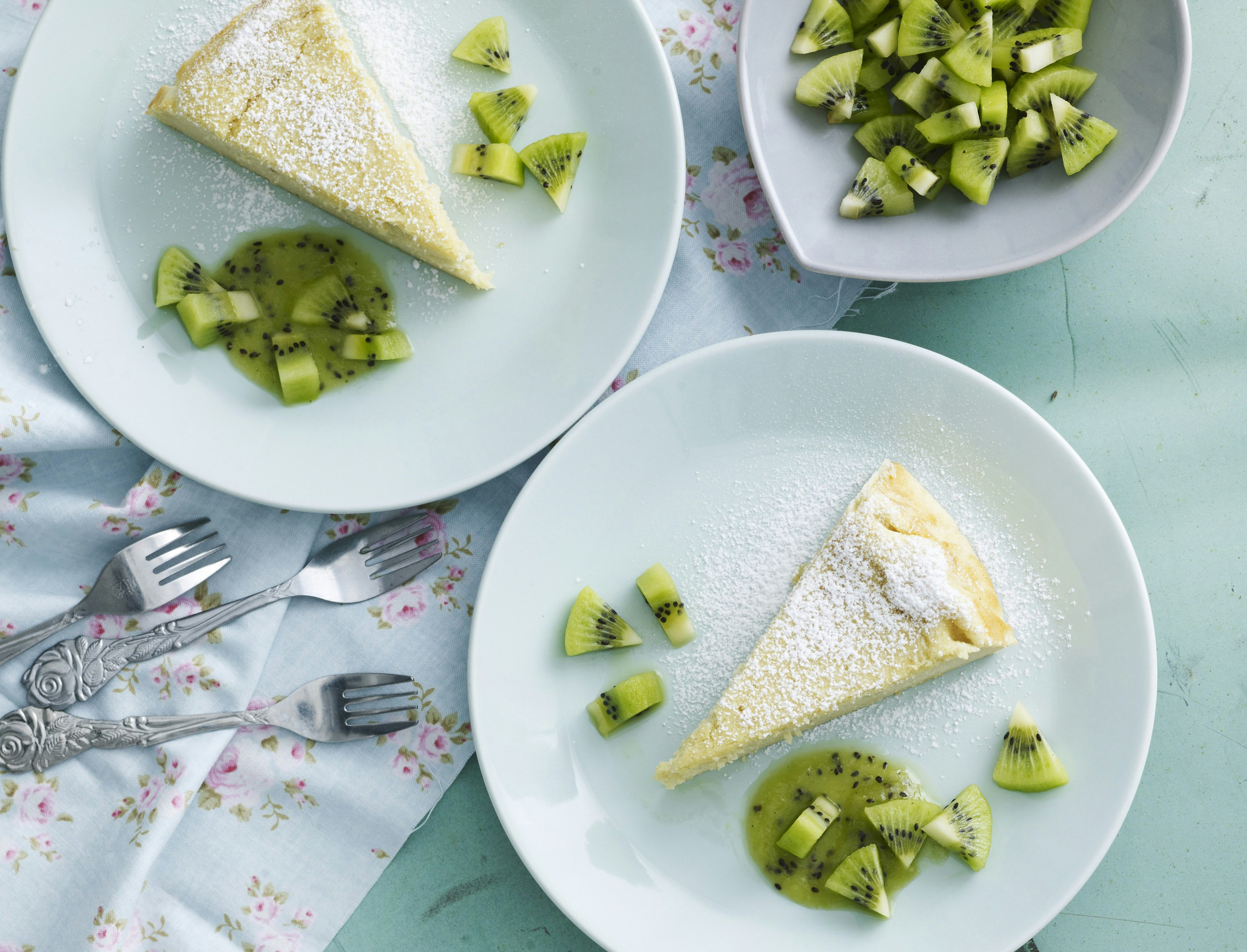 Ricottakage med lakrids og kiwi