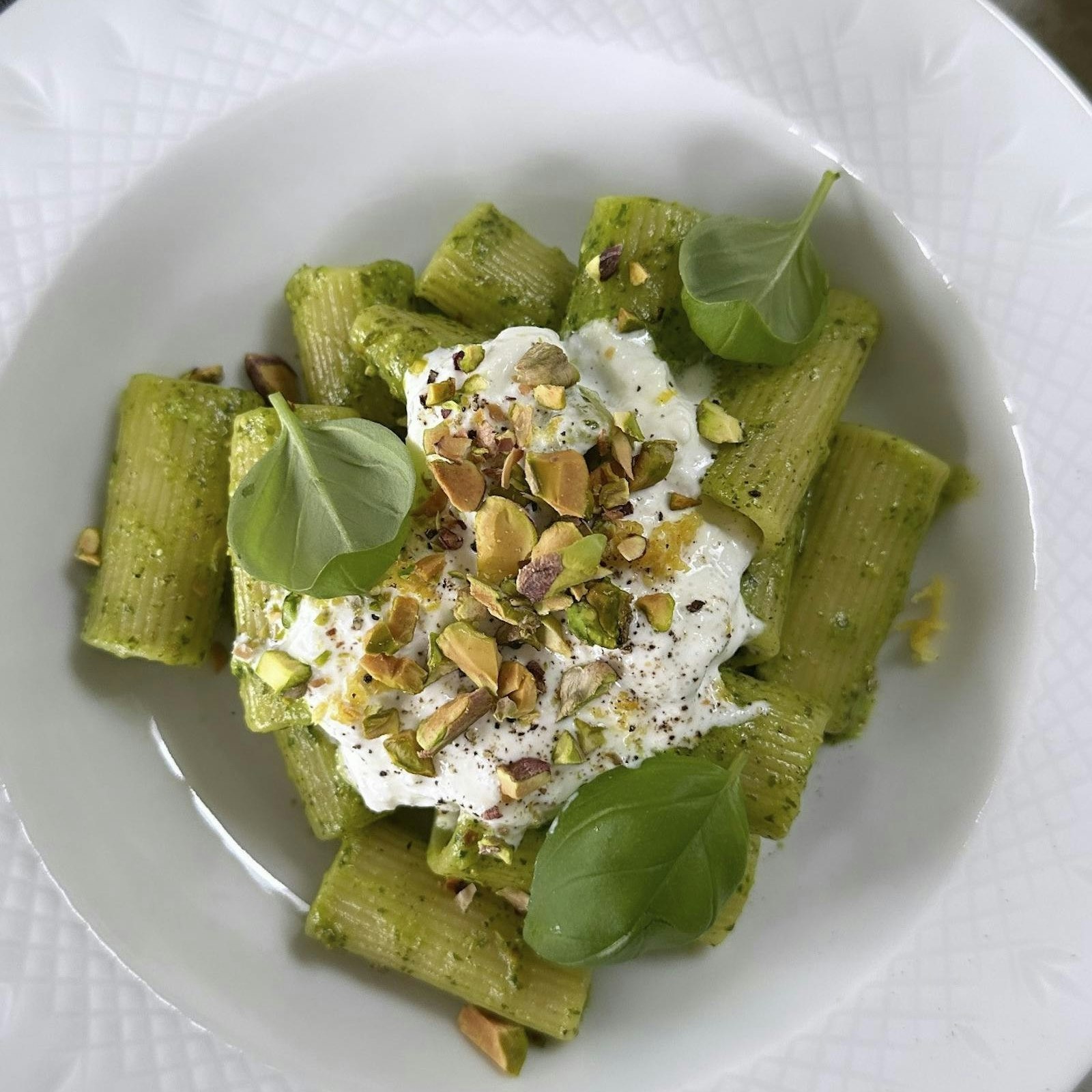 Rigatoni med grøn pestosauce og pistacienødder