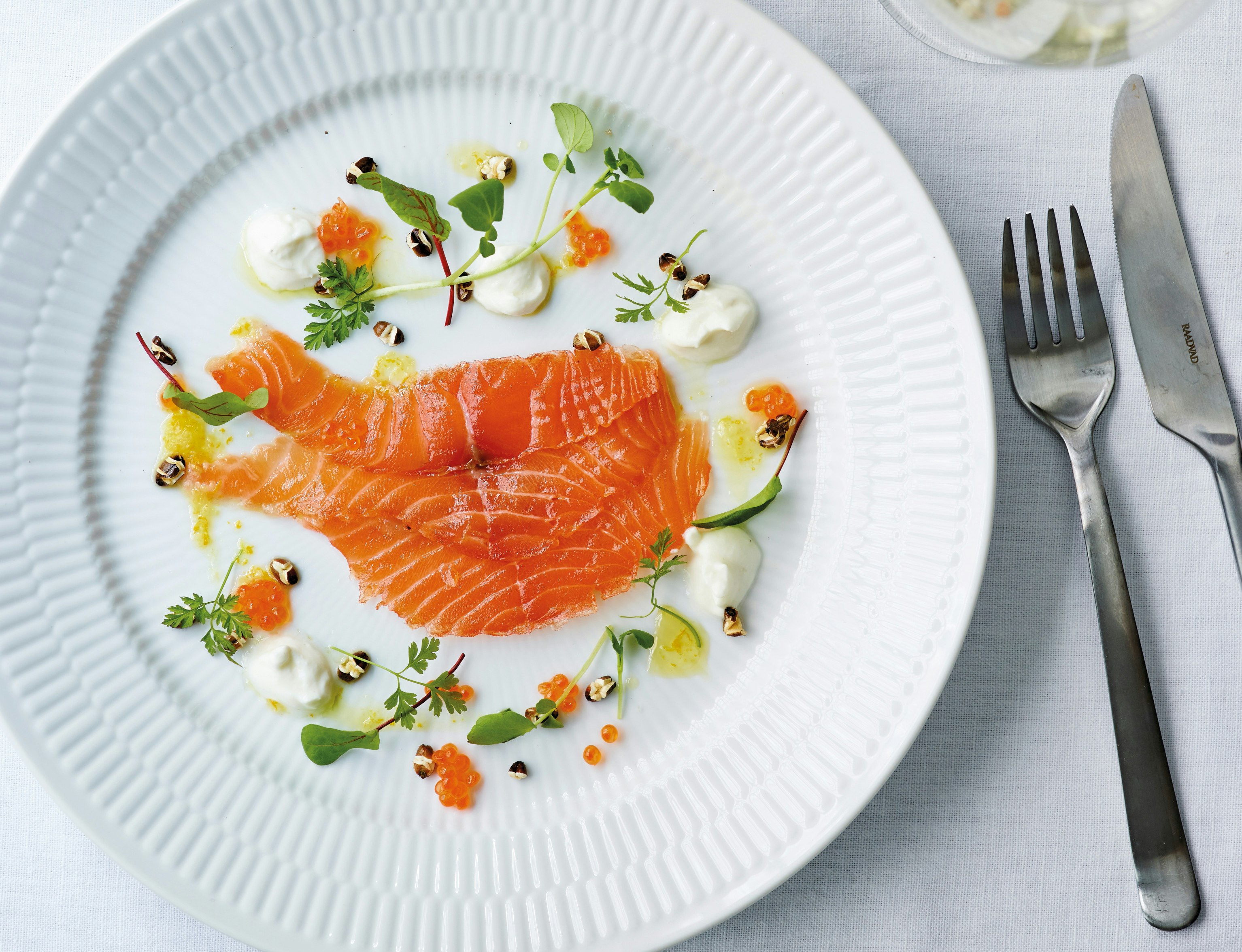 Rimmet laks med puffet perlebyg, røgcreme og citronvinagrette