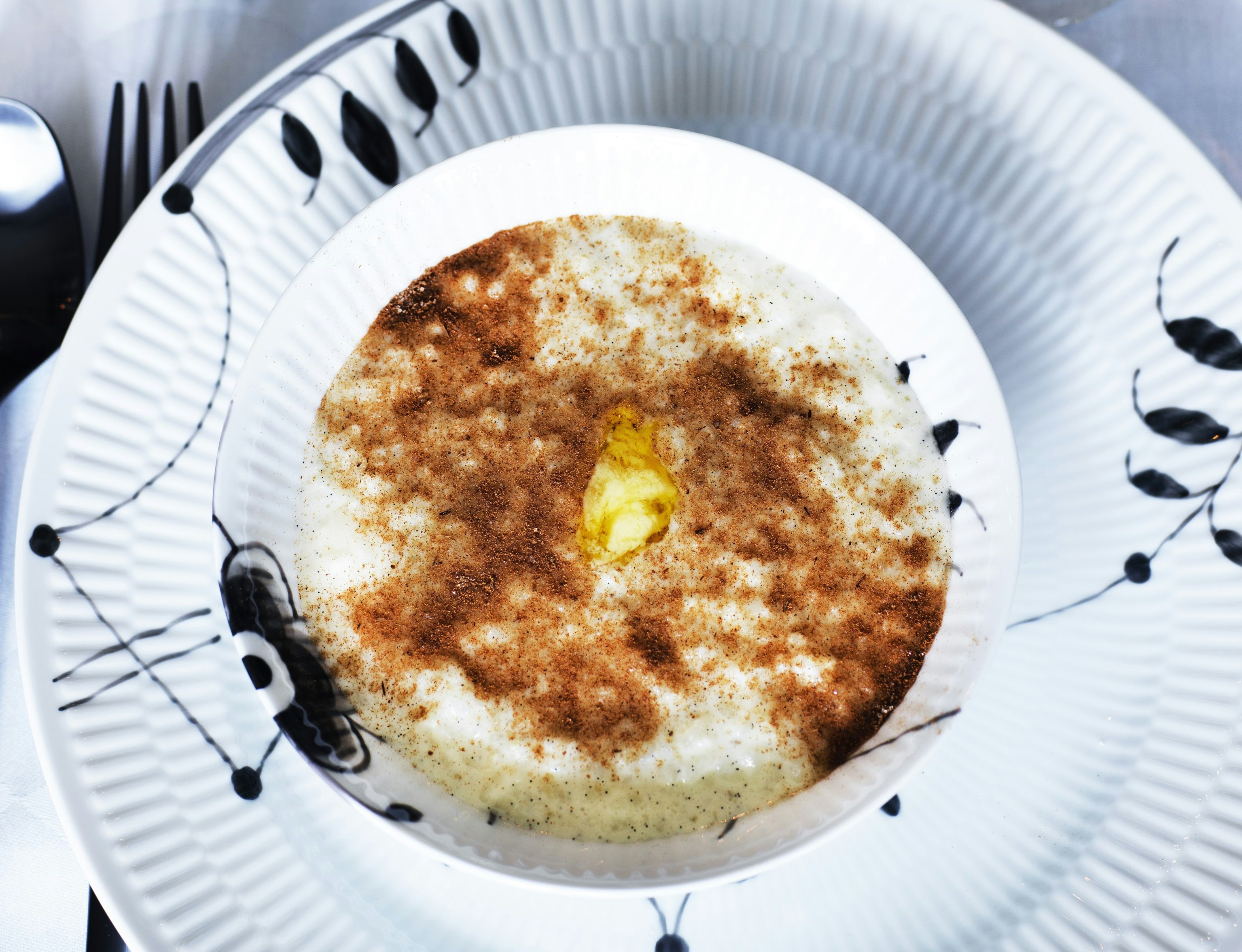 Risengrød med kanelsukker og smørklat