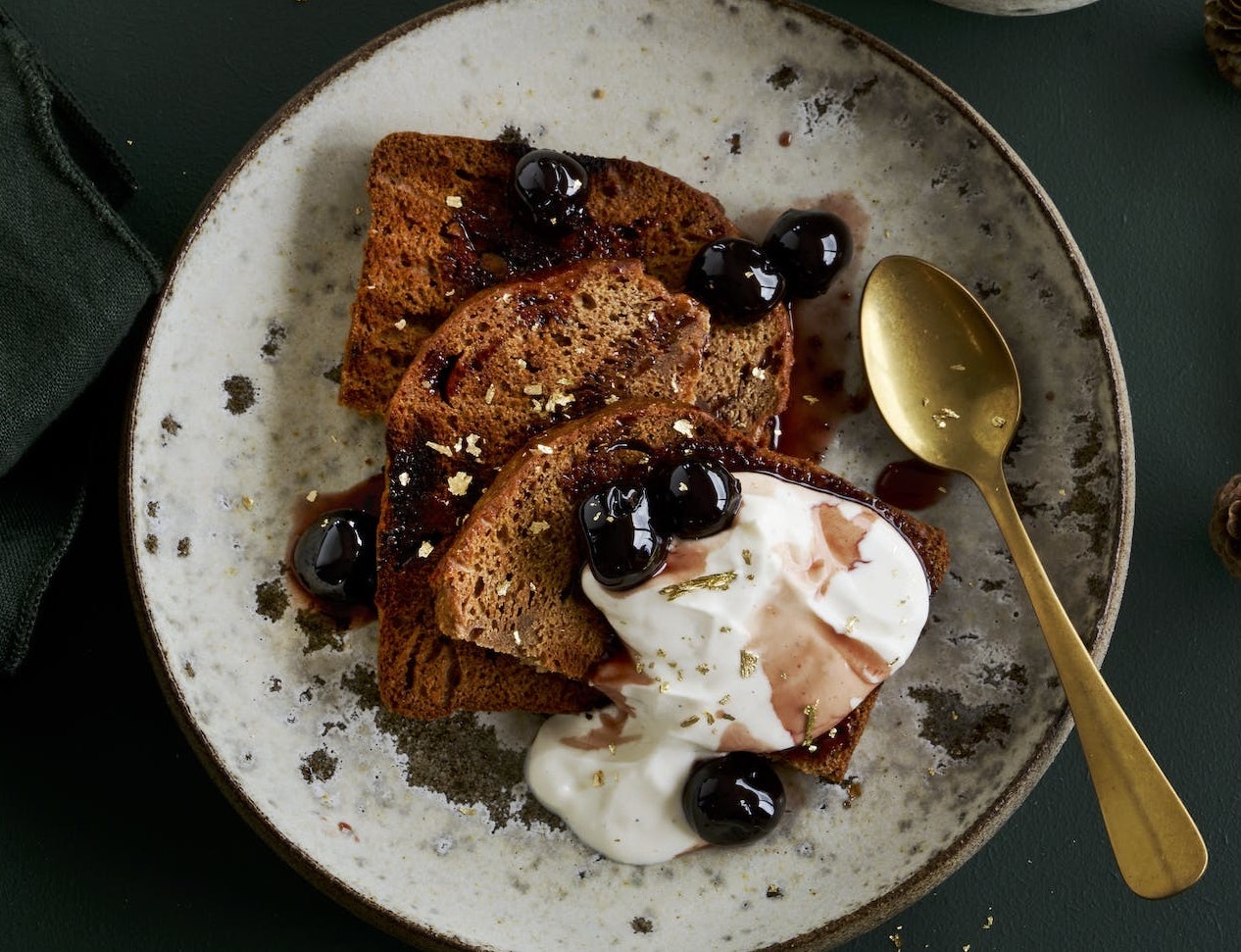 Ristet honningkage med syltede kirsebær