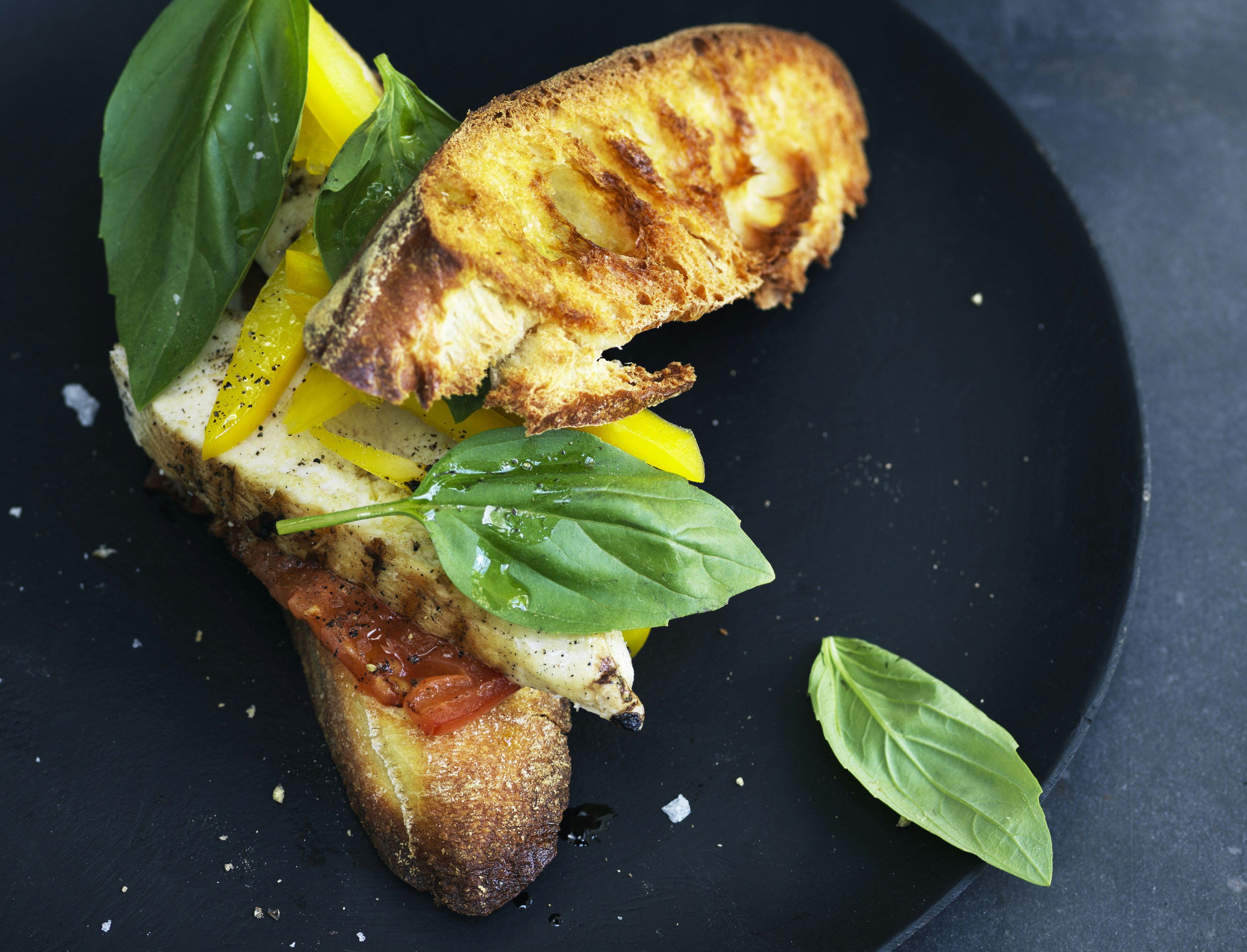 Ristet sandwich med tomat og kylling