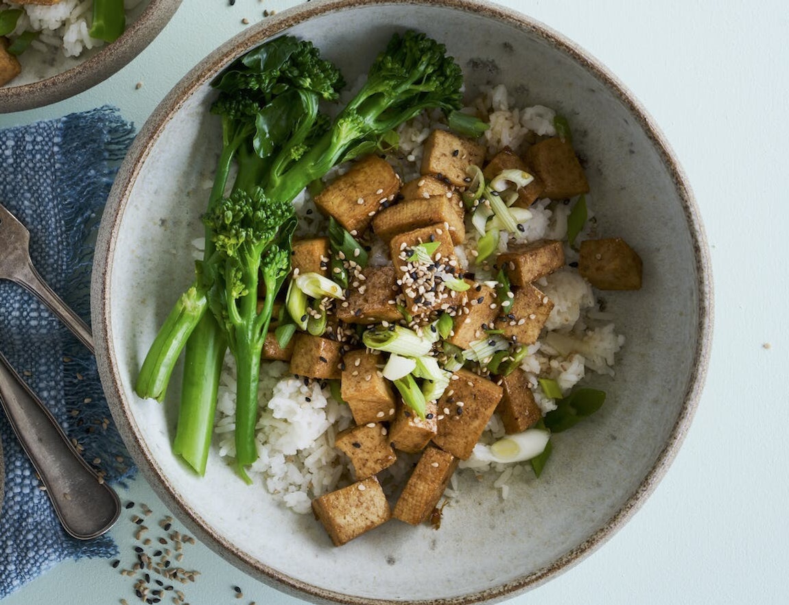 Ristet tofu med ris og aspargesbroccoli