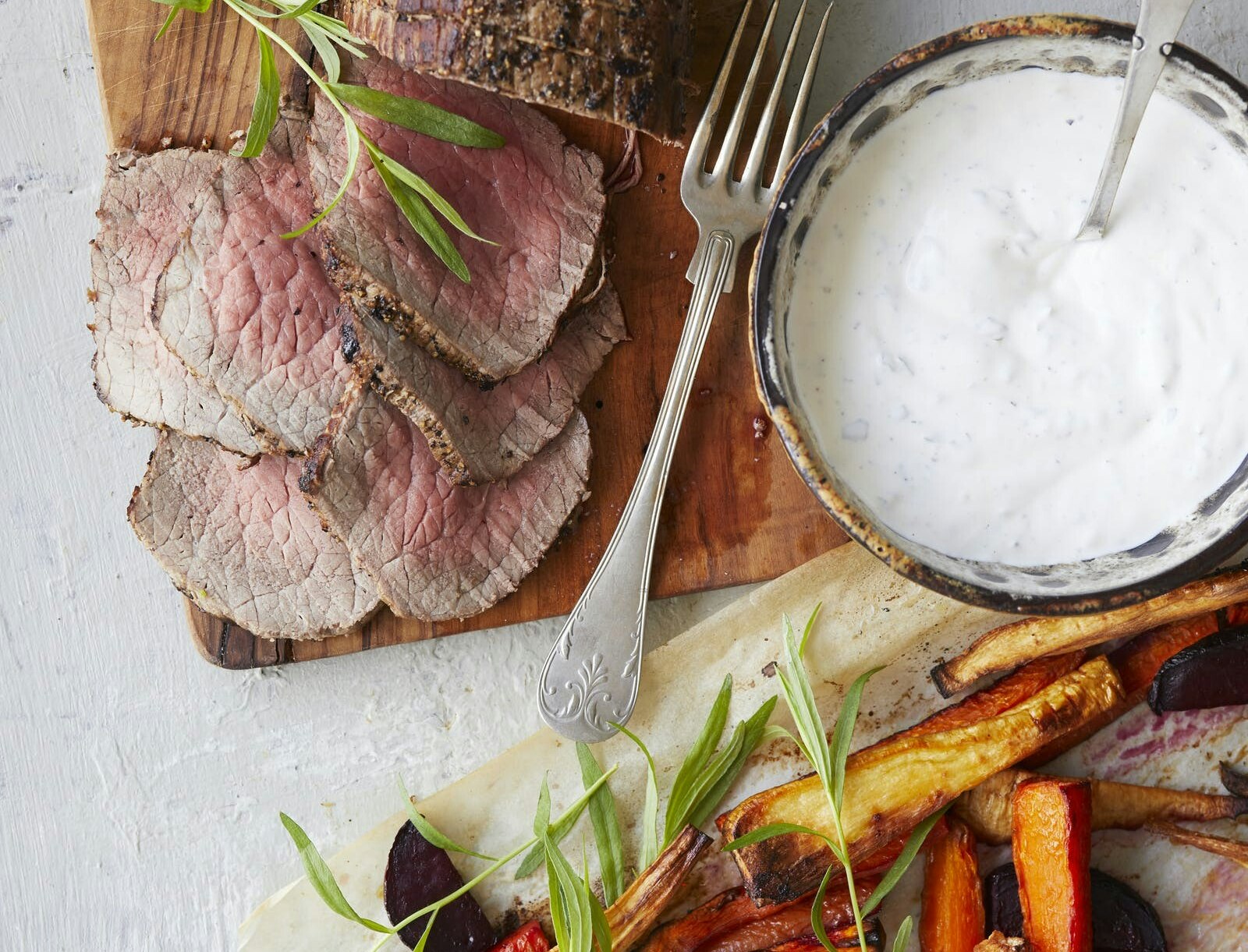 Roastbeef med bagte rodfrugter og kold bearnaise