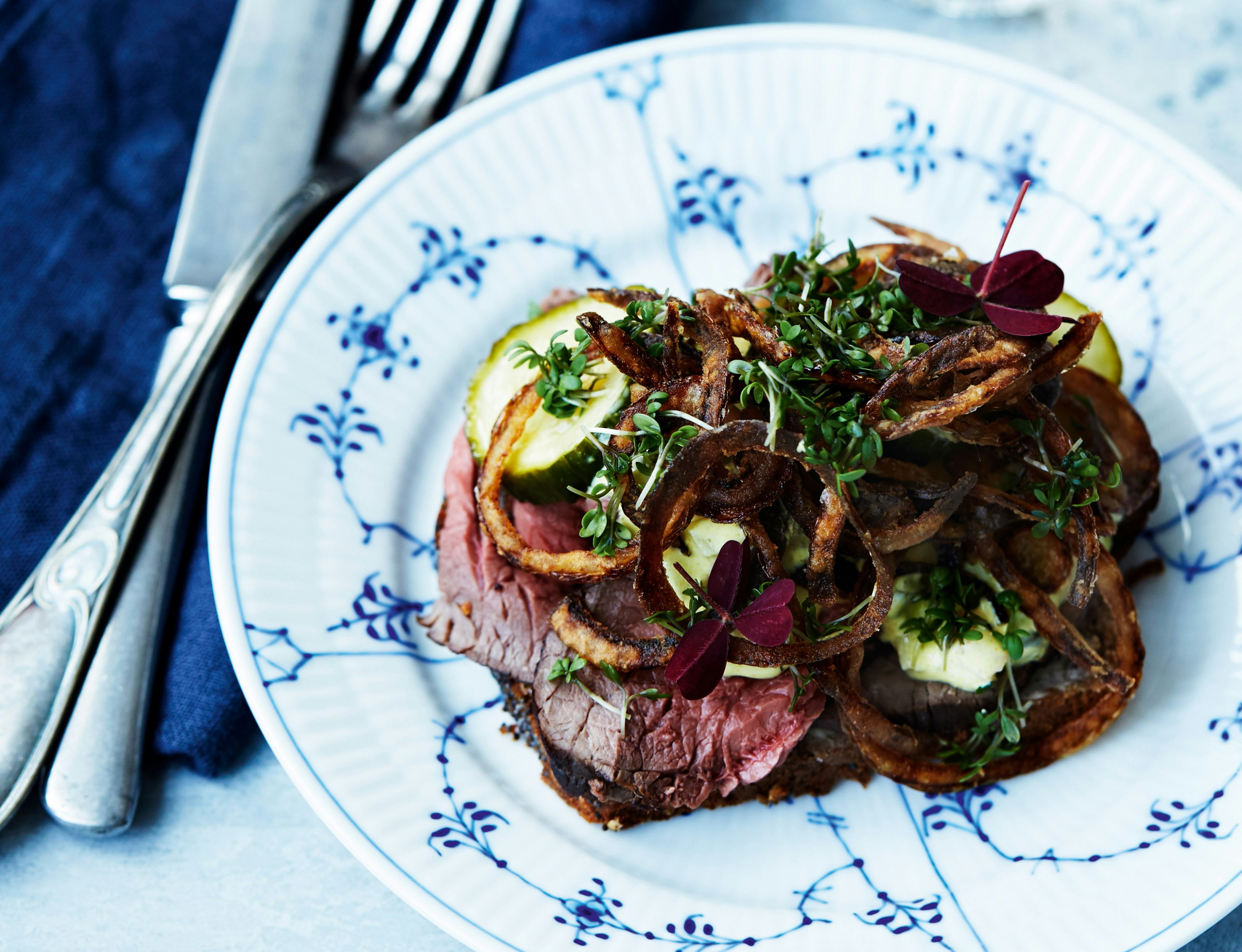 Roastbeef med ristede løg, syltede agurker og grov rodfrugtremoulade