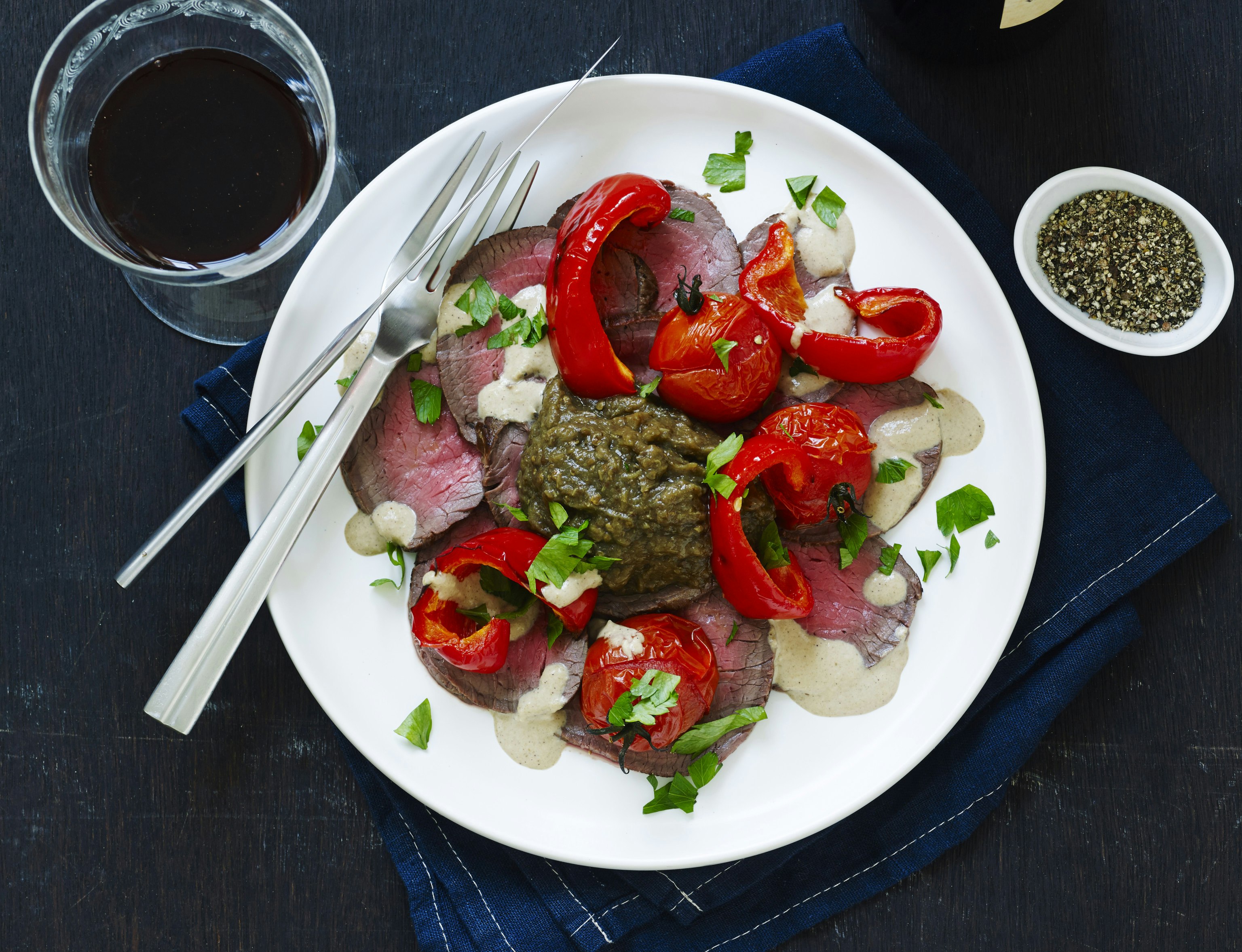 Roastbeef med tahindressing, bagte grøntsager og auberginepuré