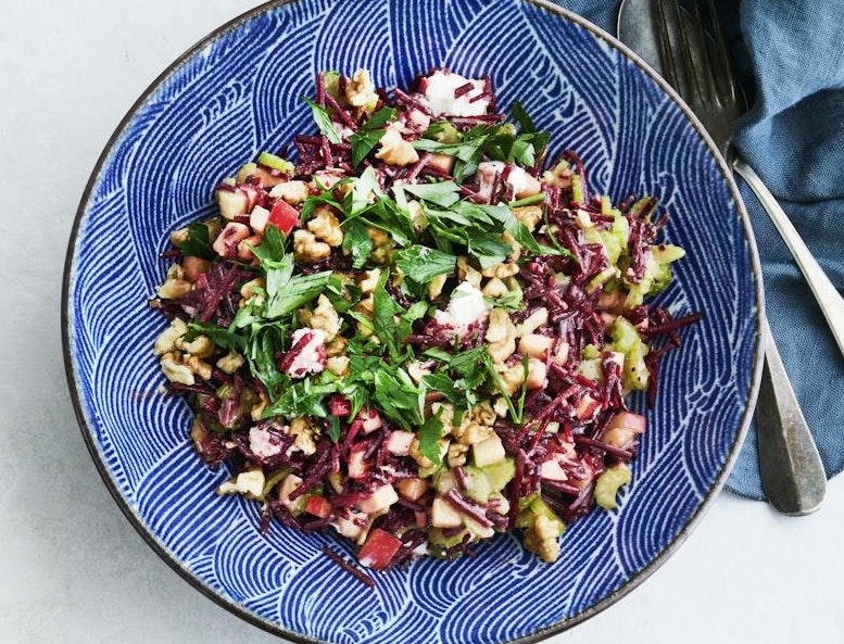 Rødbedesalat med æbler, gedeost og valnødder