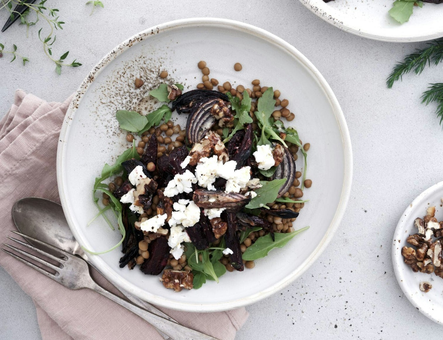 Rødbedesalat med linser og valnødder