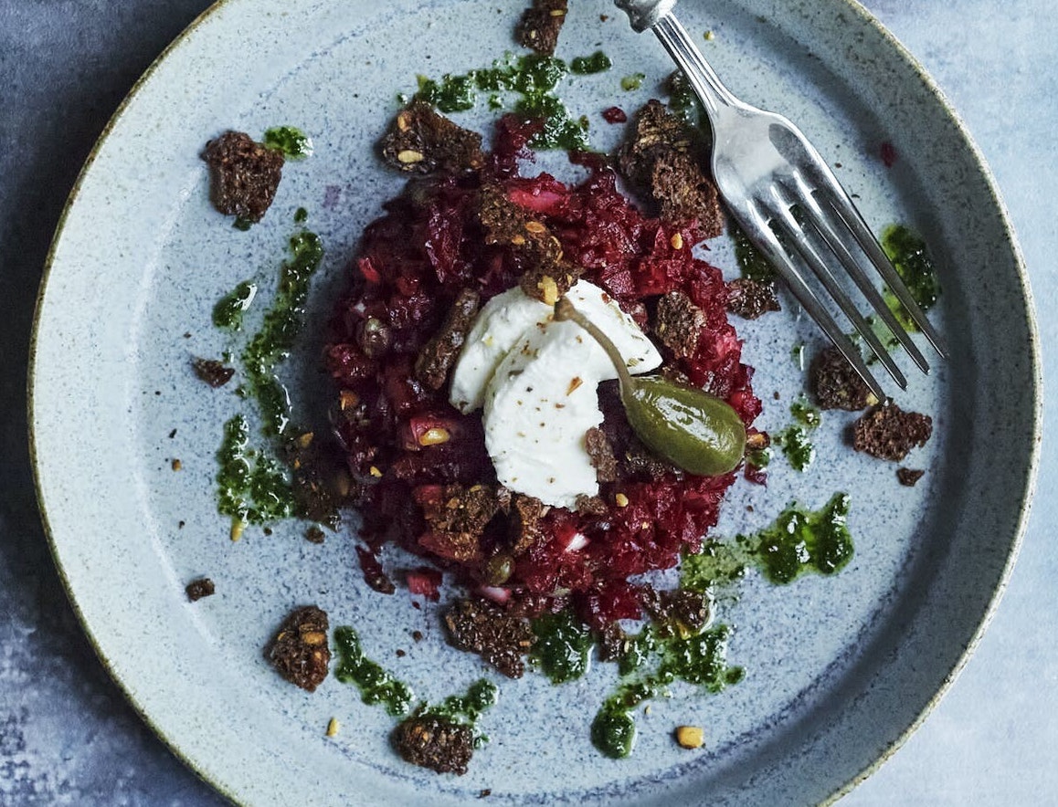 Rødbedetatar med persilleolie og gedeost