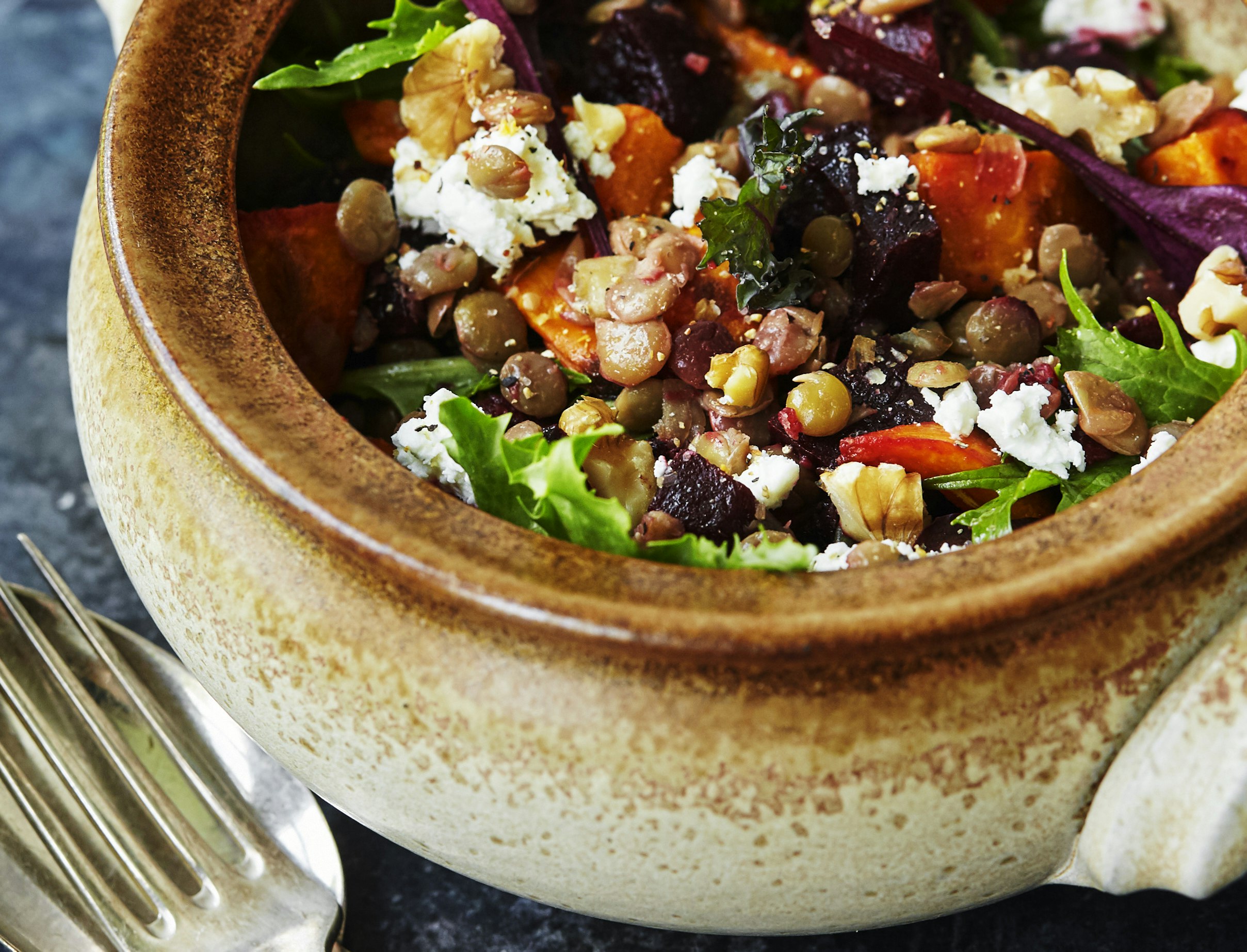 Rodfrugt- og linsesalat