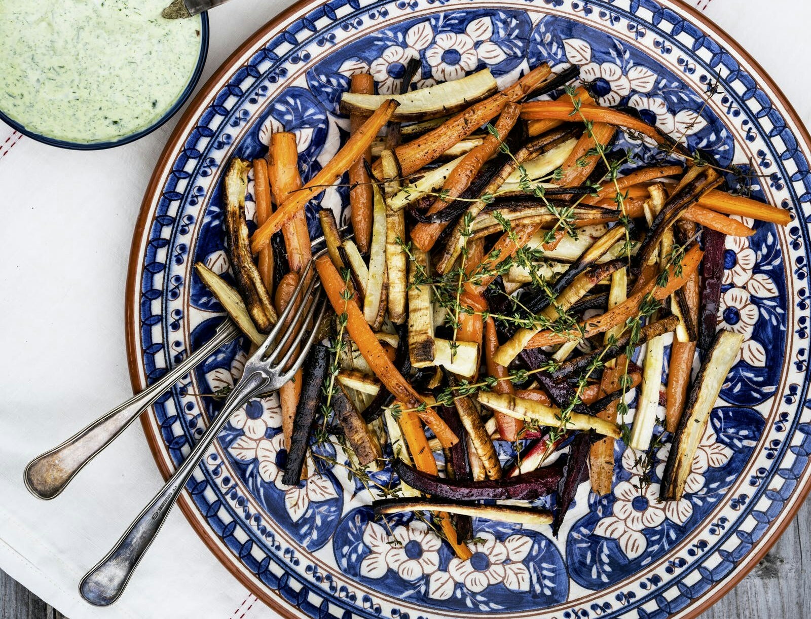 Rodfrugtfritter med urtedressing