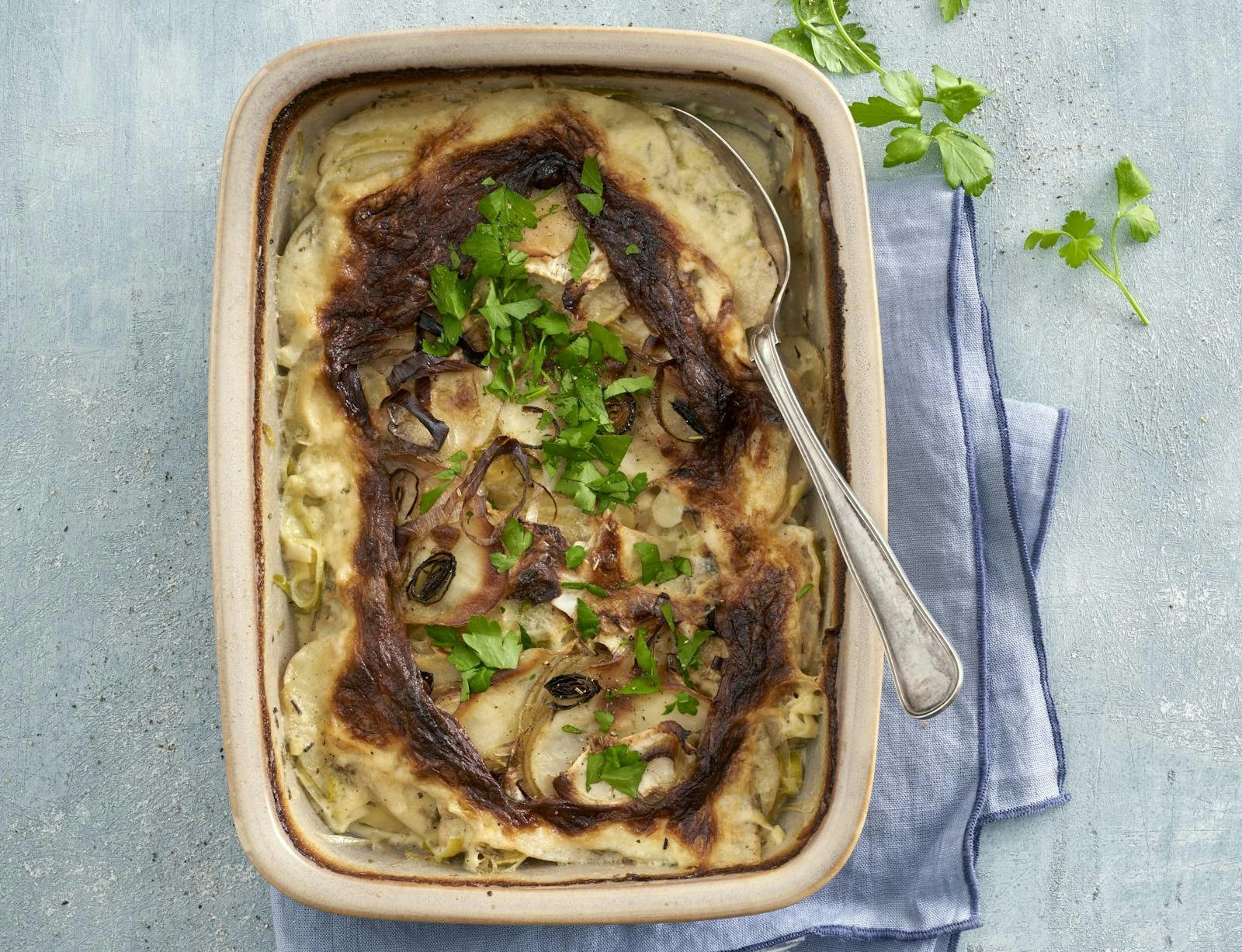 Rodfrugtgratin med porrer, kartofler og selleri