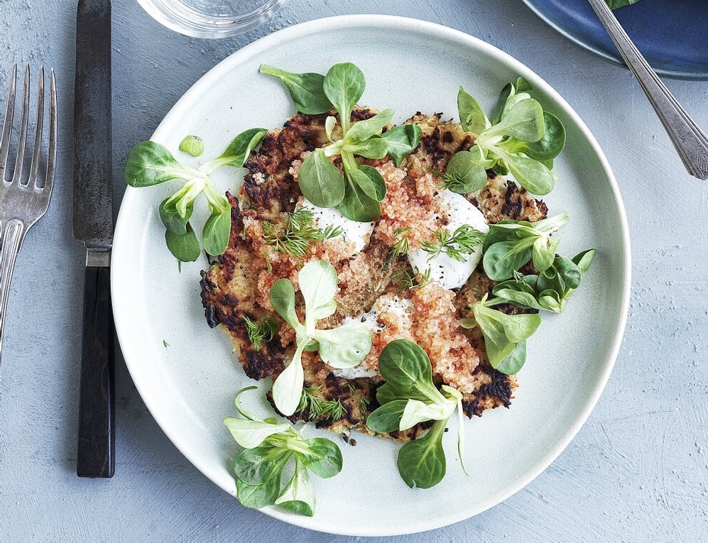 Rodfrugtpandekager med stenbiderrogn og dildcreme