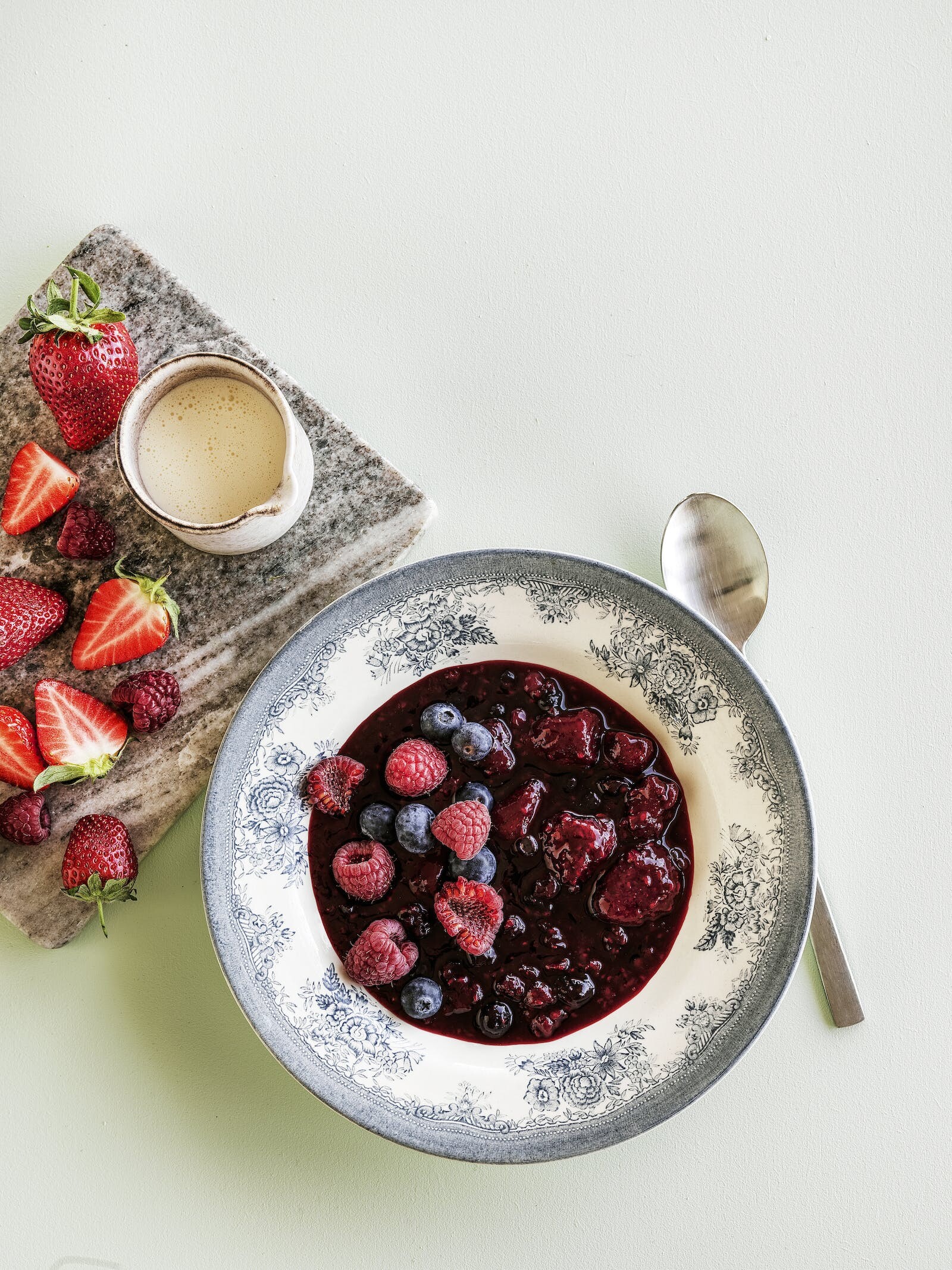 Rødgrød med fløde og marinerede bær | SPIS BEDRE Rødgrød med fløde og marinerede bær | SPIS BEDRE