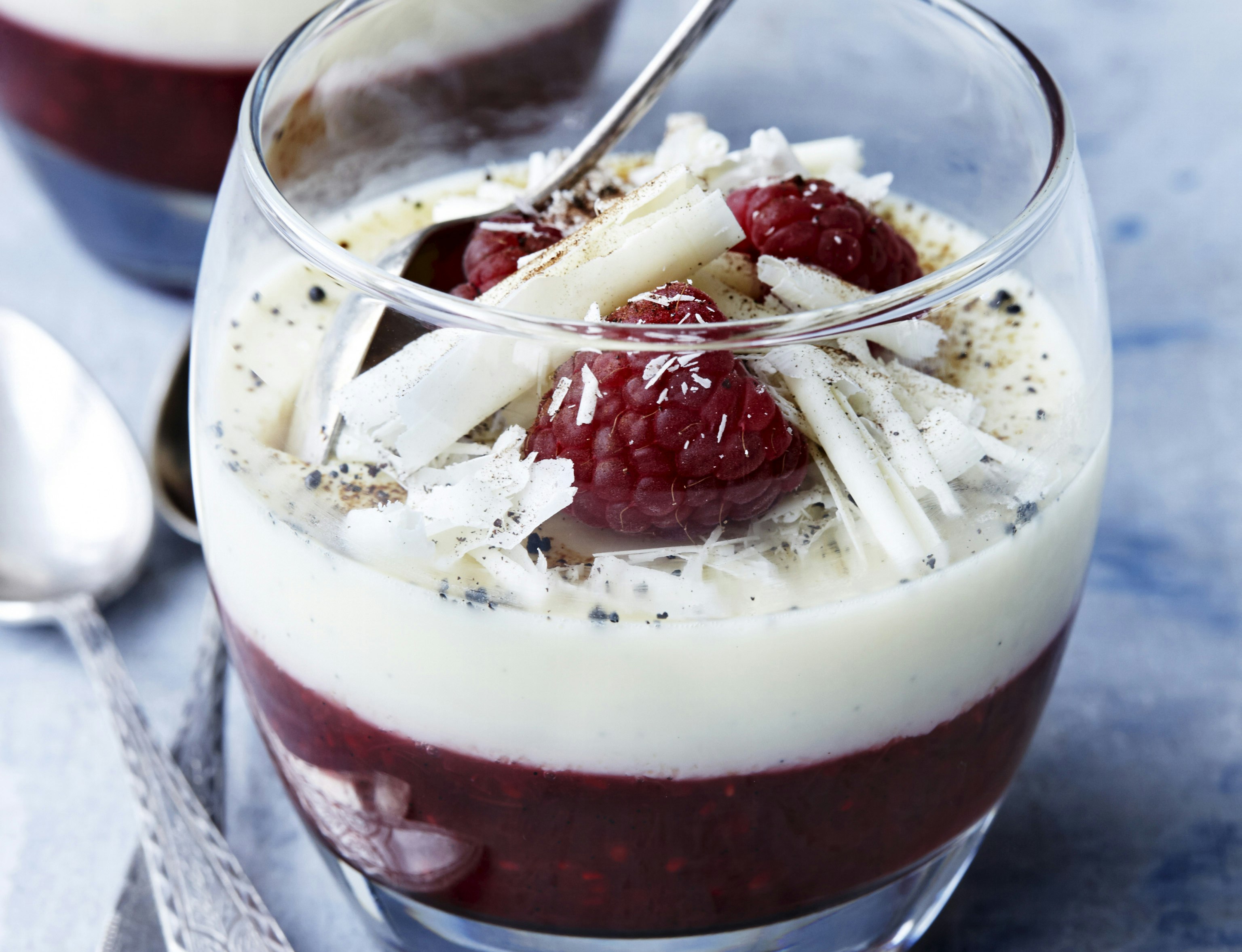 Rødgrød med hvid chokoladecreme, hindbær og lakrids