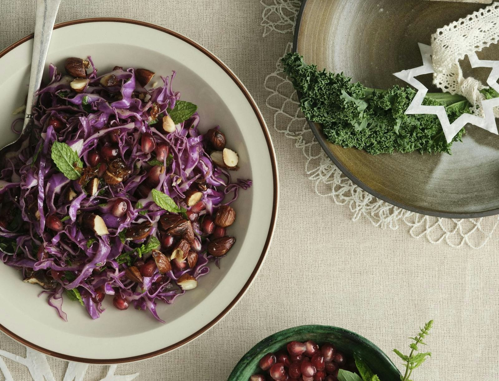 Rødkålssalat med søde honningmandler og granatæble