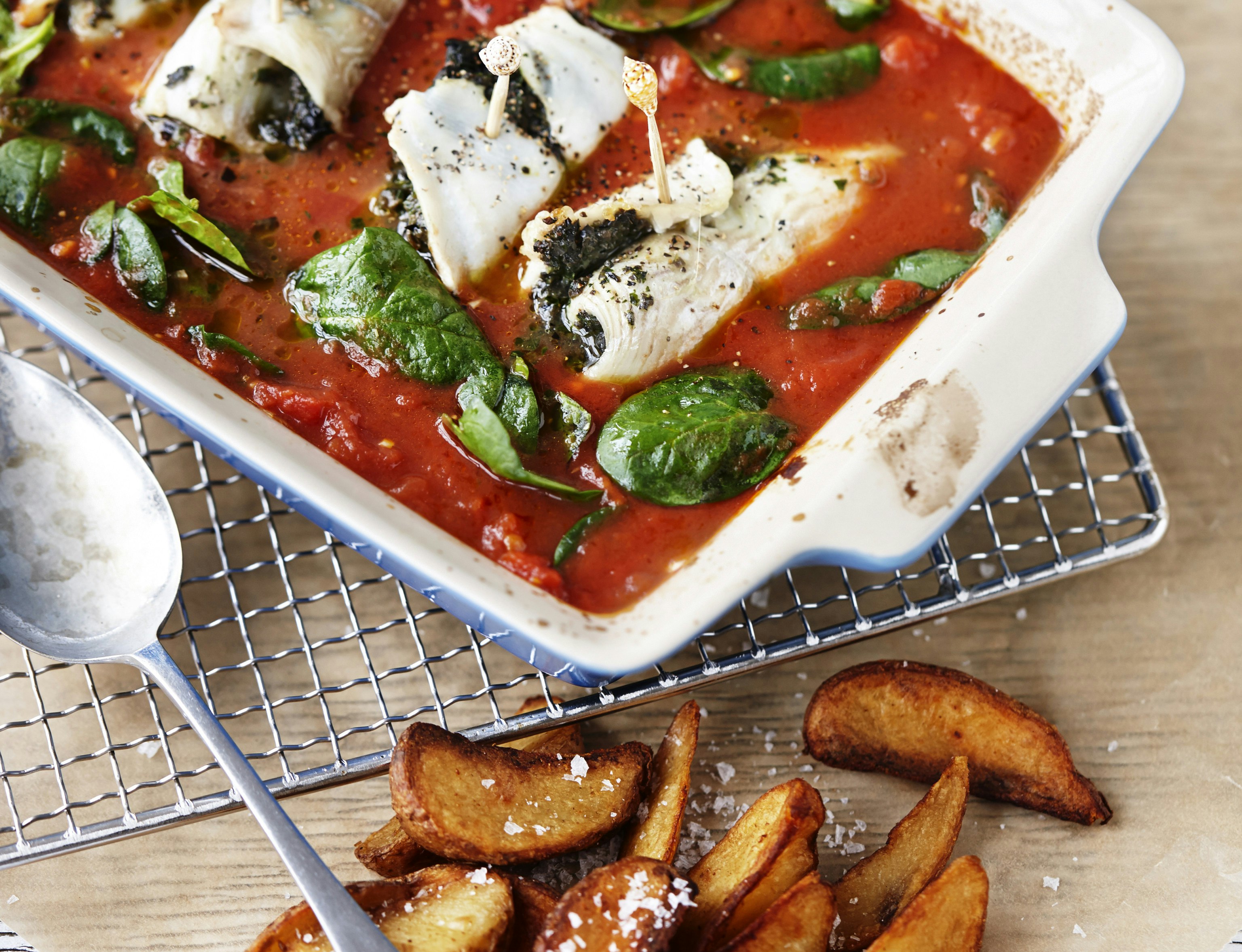 Rødspætter i tomatsauce med fritter