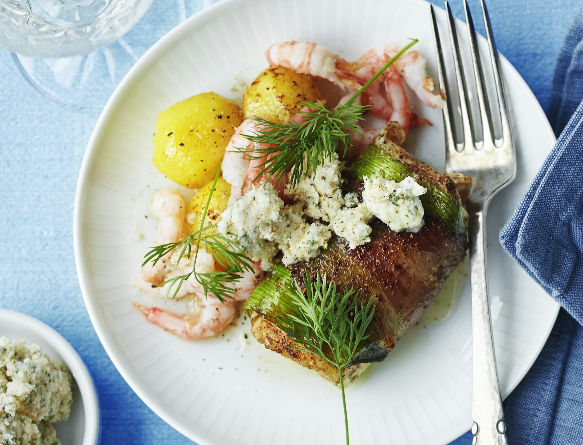 Rødspætteruller med bacon og rejer