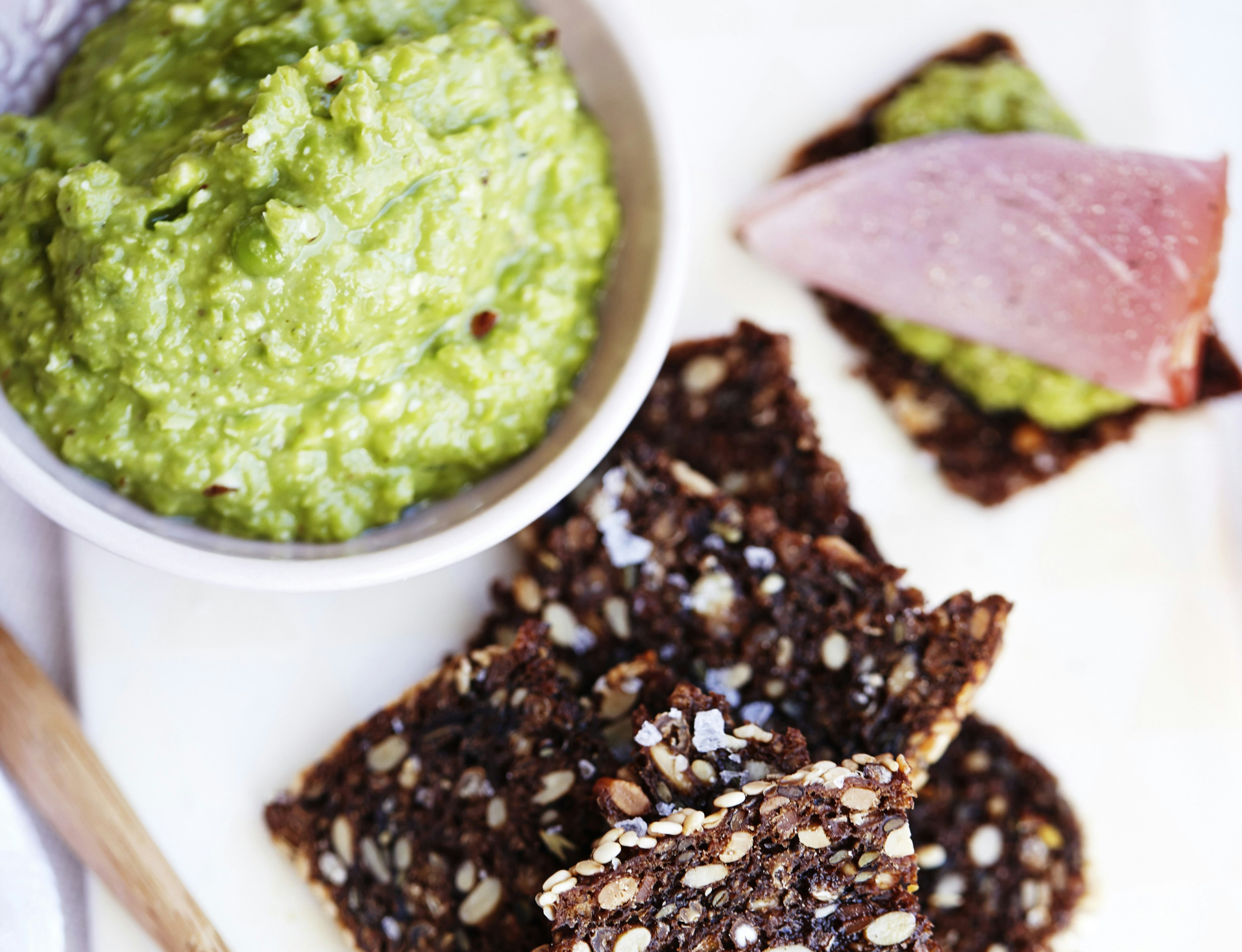 Røget svinemørbrad med ærtepuré og rugchips