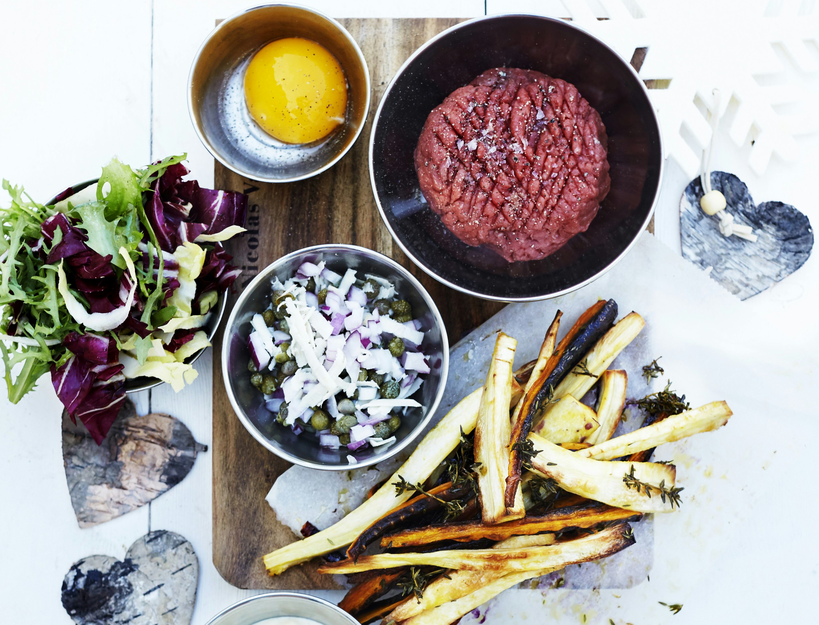 Rør selv-tatar med rodfrugtfritter og salat