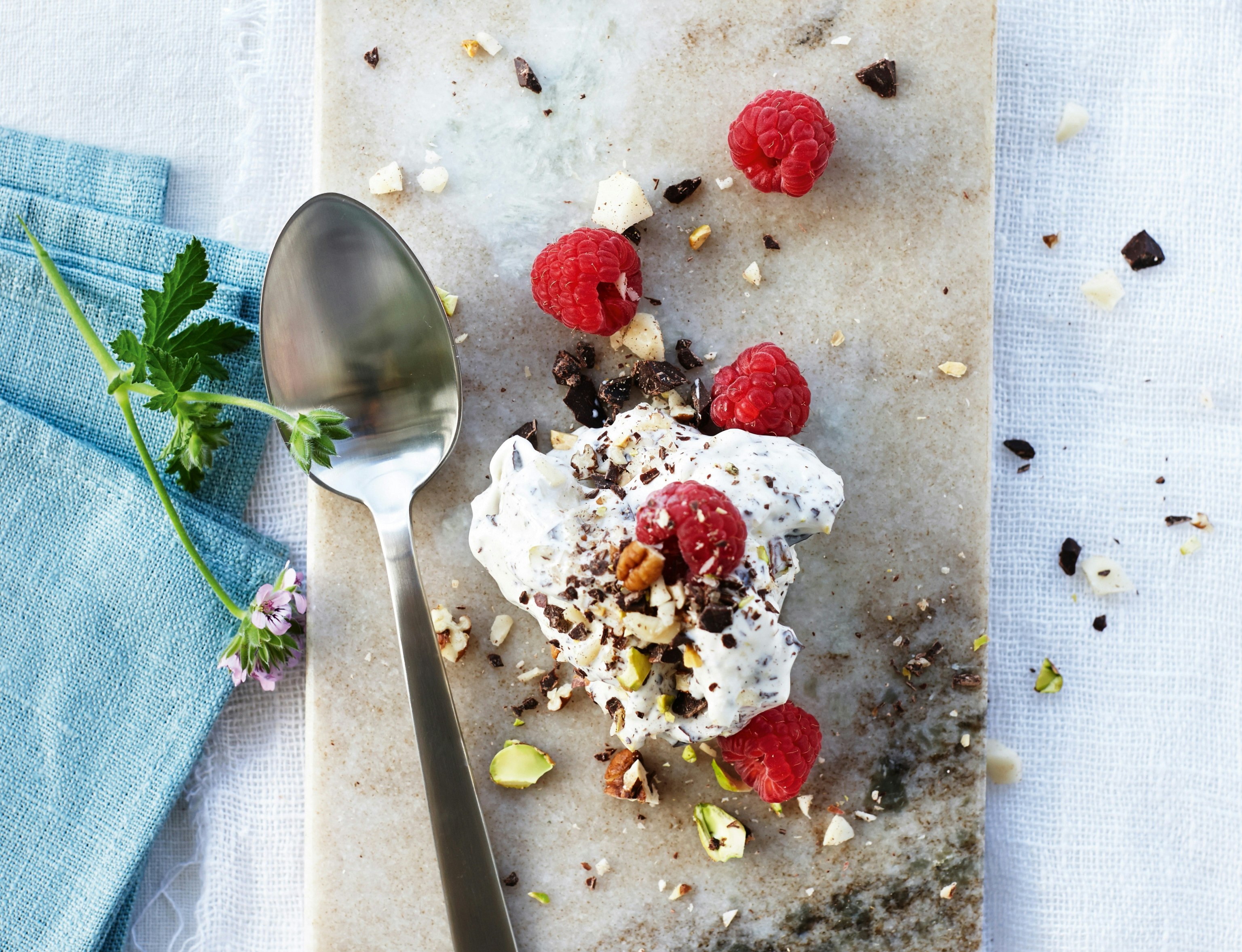 Rørt vaniljeis med nødder, chokolade og hindbær